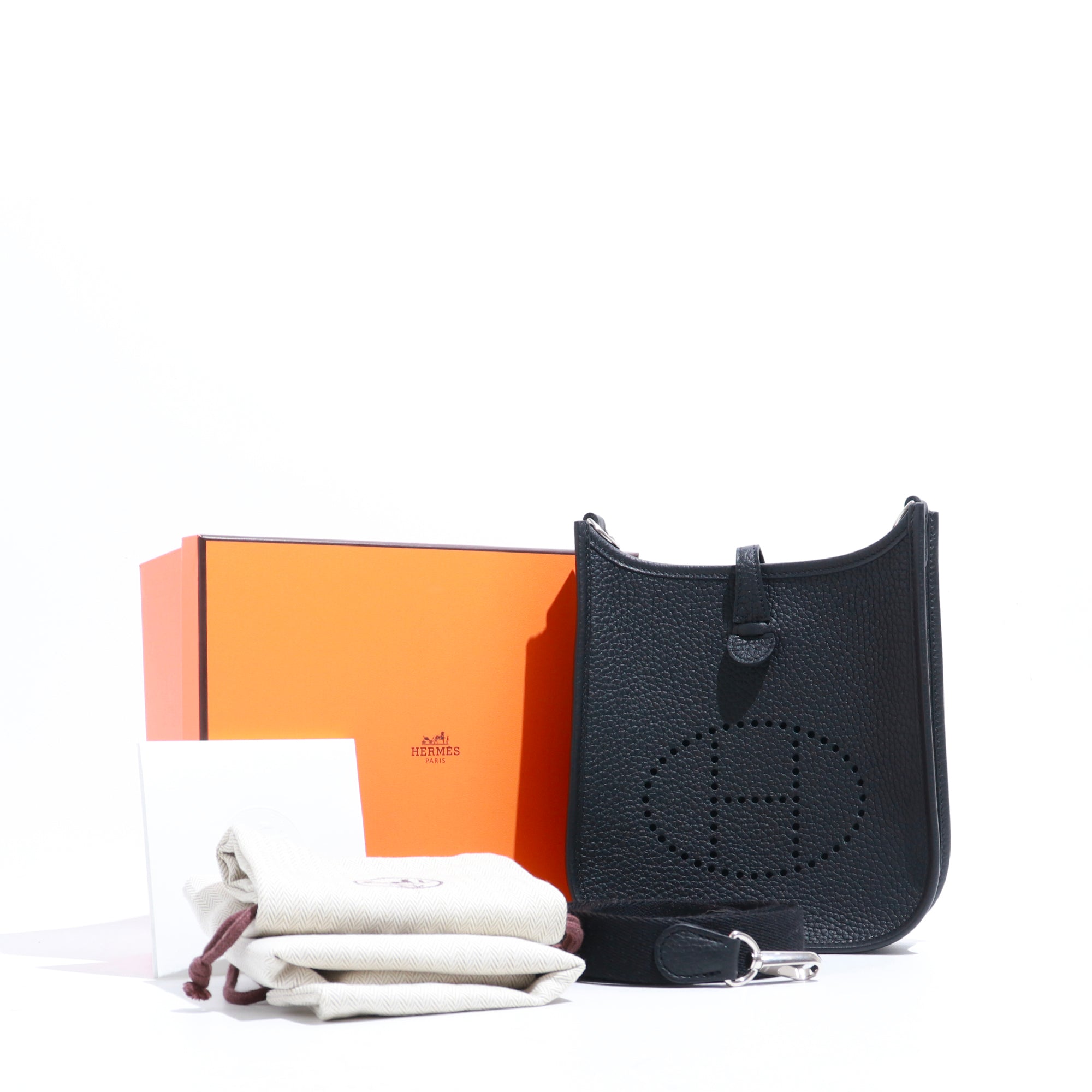 HERMÈS - Evelyne 16 shoulder bag in black taurillon leather