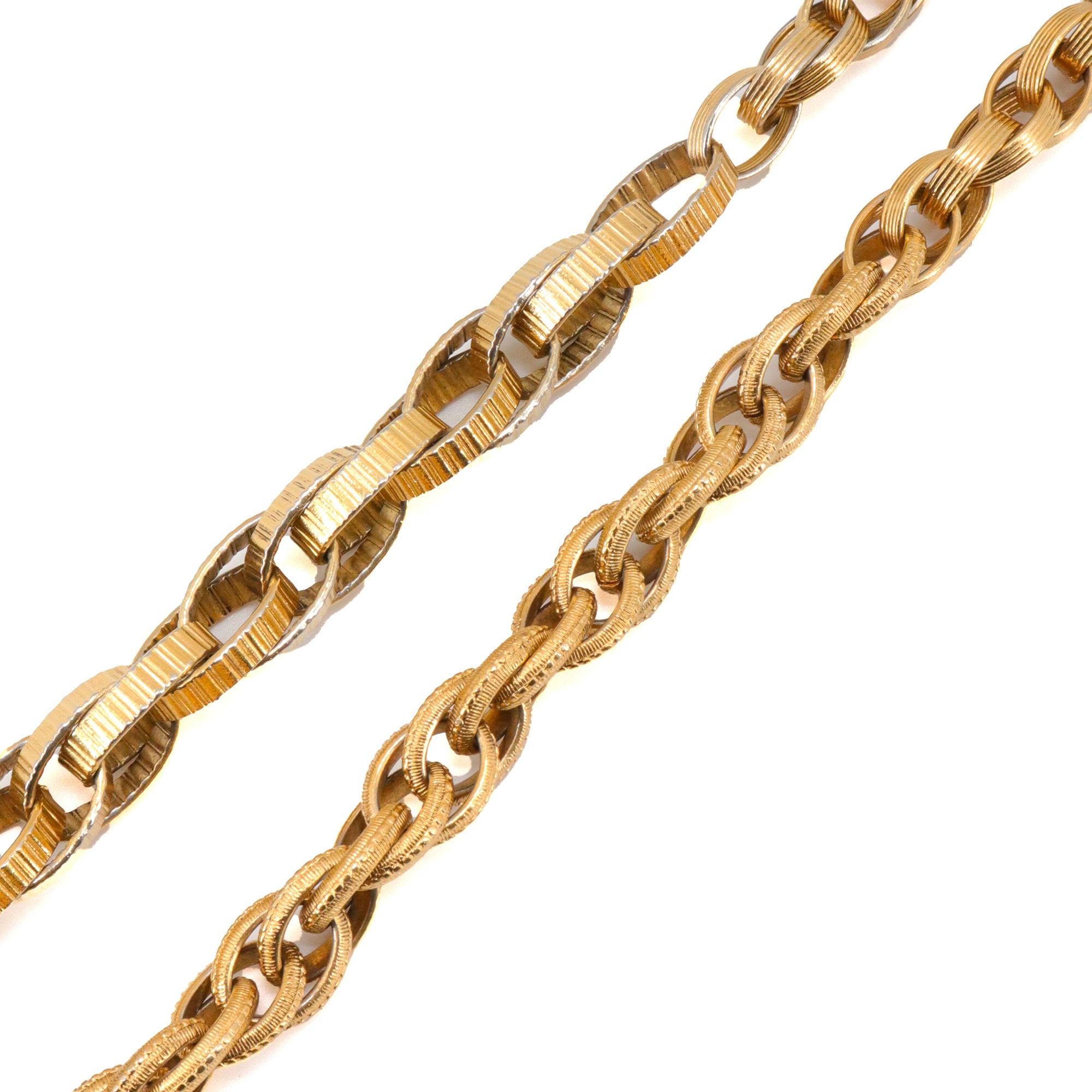 CHANEL - Ceinture médaillon CC Chanel en chaine dorée