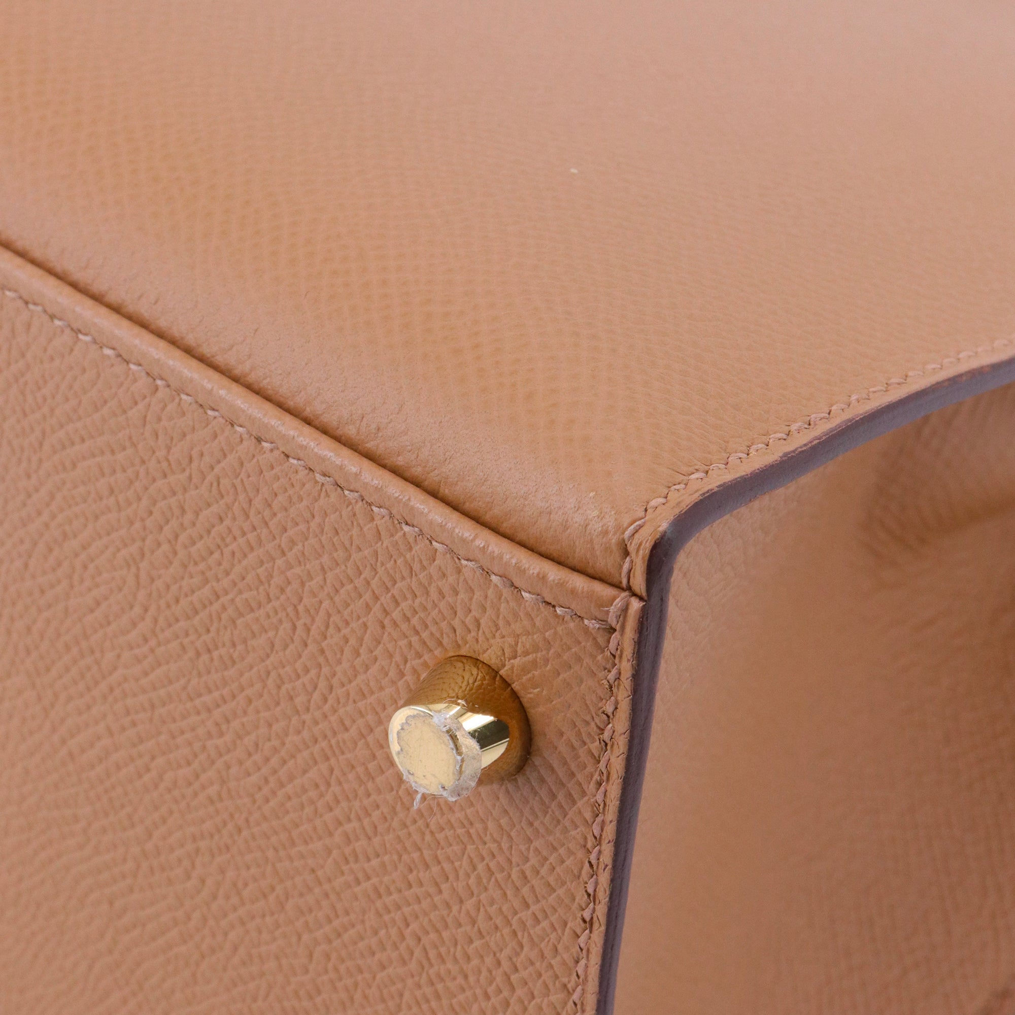HERMÈS - Sac à main Kelly 28 Hermès en cuir epsom biscuit sellier