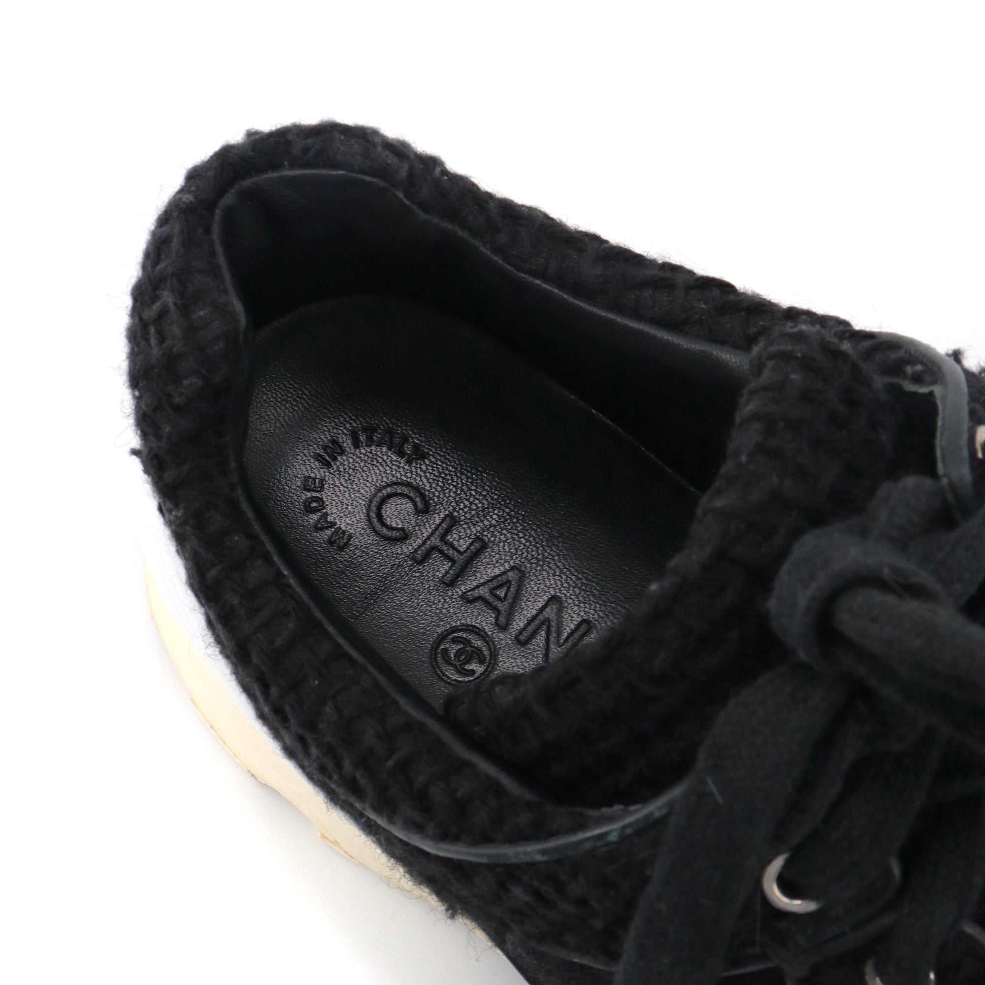 CHANEL - Chanel low-top sneakers in black tweed (T39)