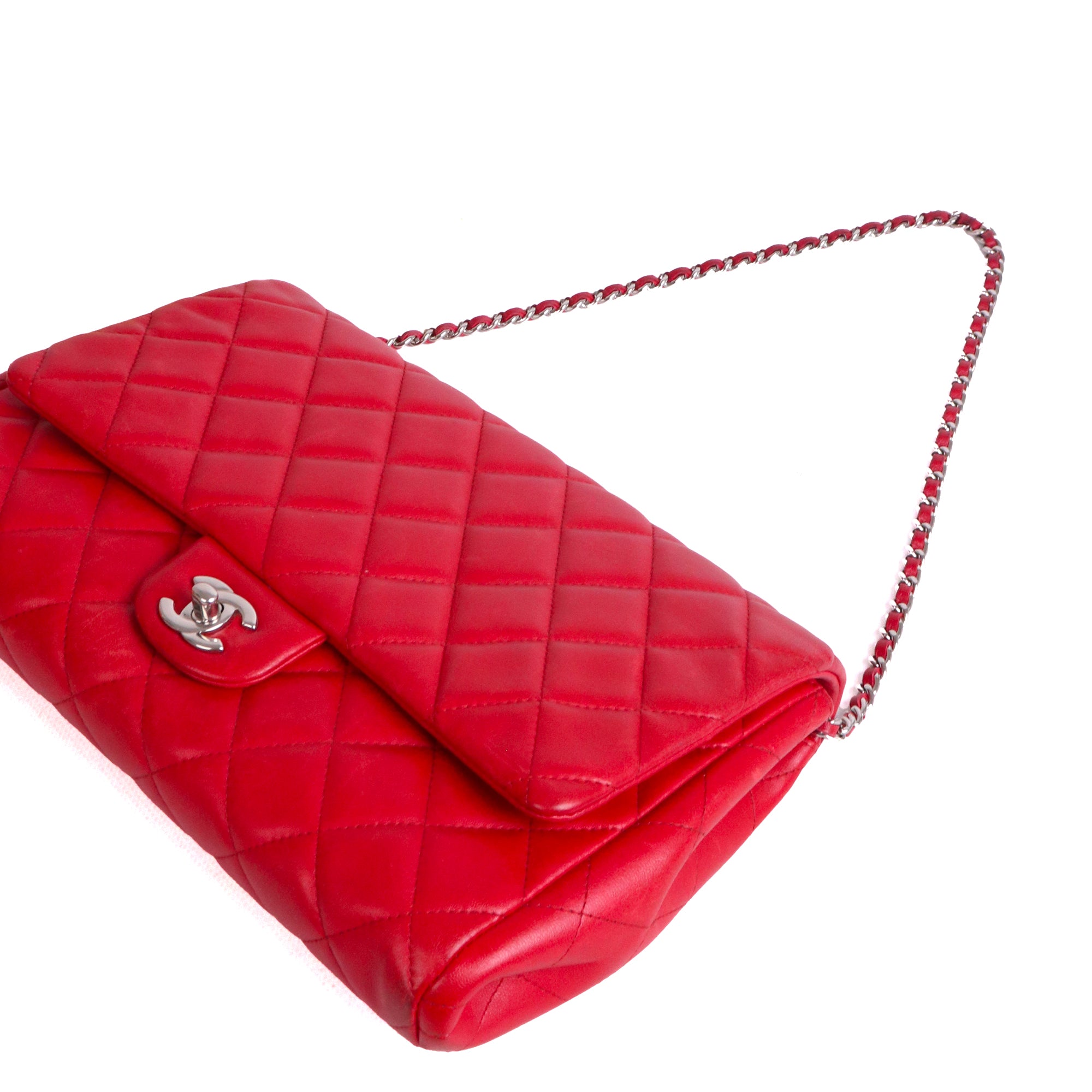 CHANEL - Sac à épaule Enveloppe Timeless/Classique Chanel en cuir lisse rouge