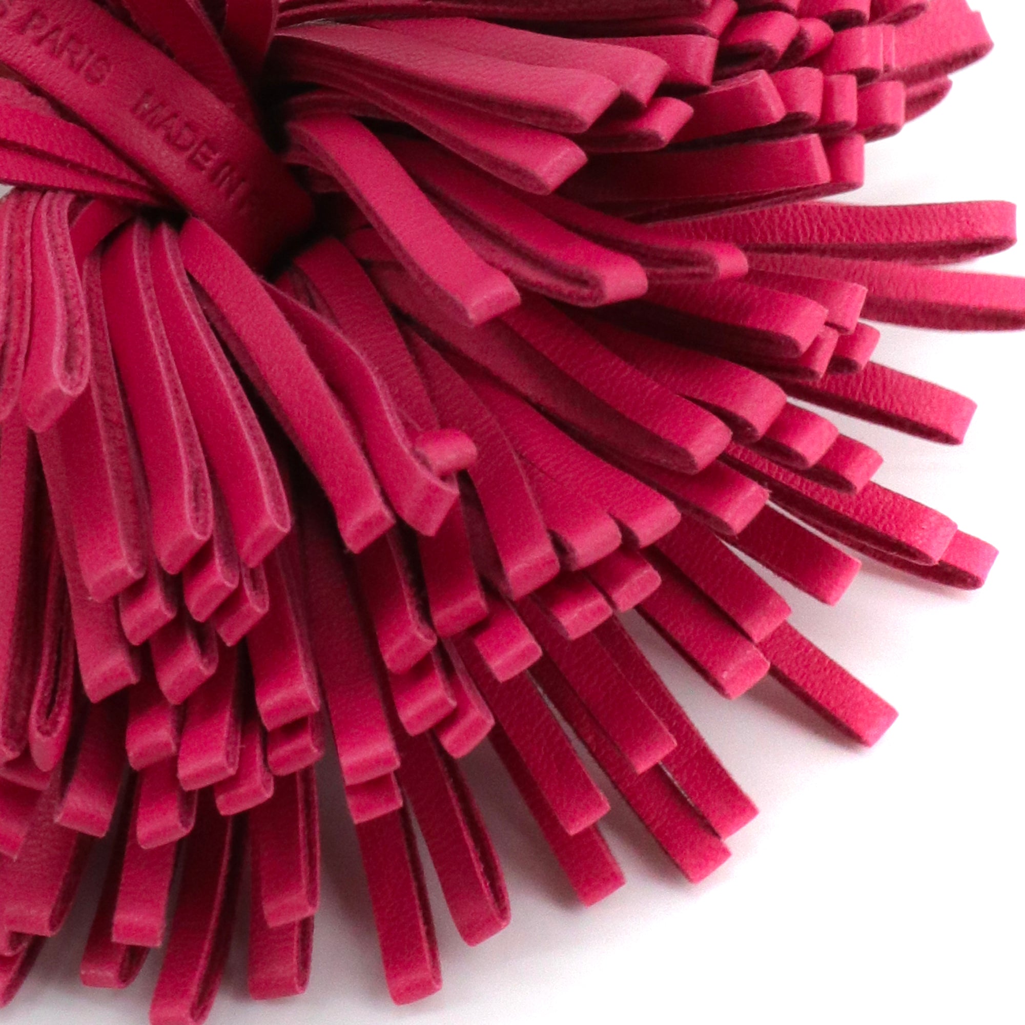 HERMÈS - Porte clés Carmen Hermès en cuir fuchsia