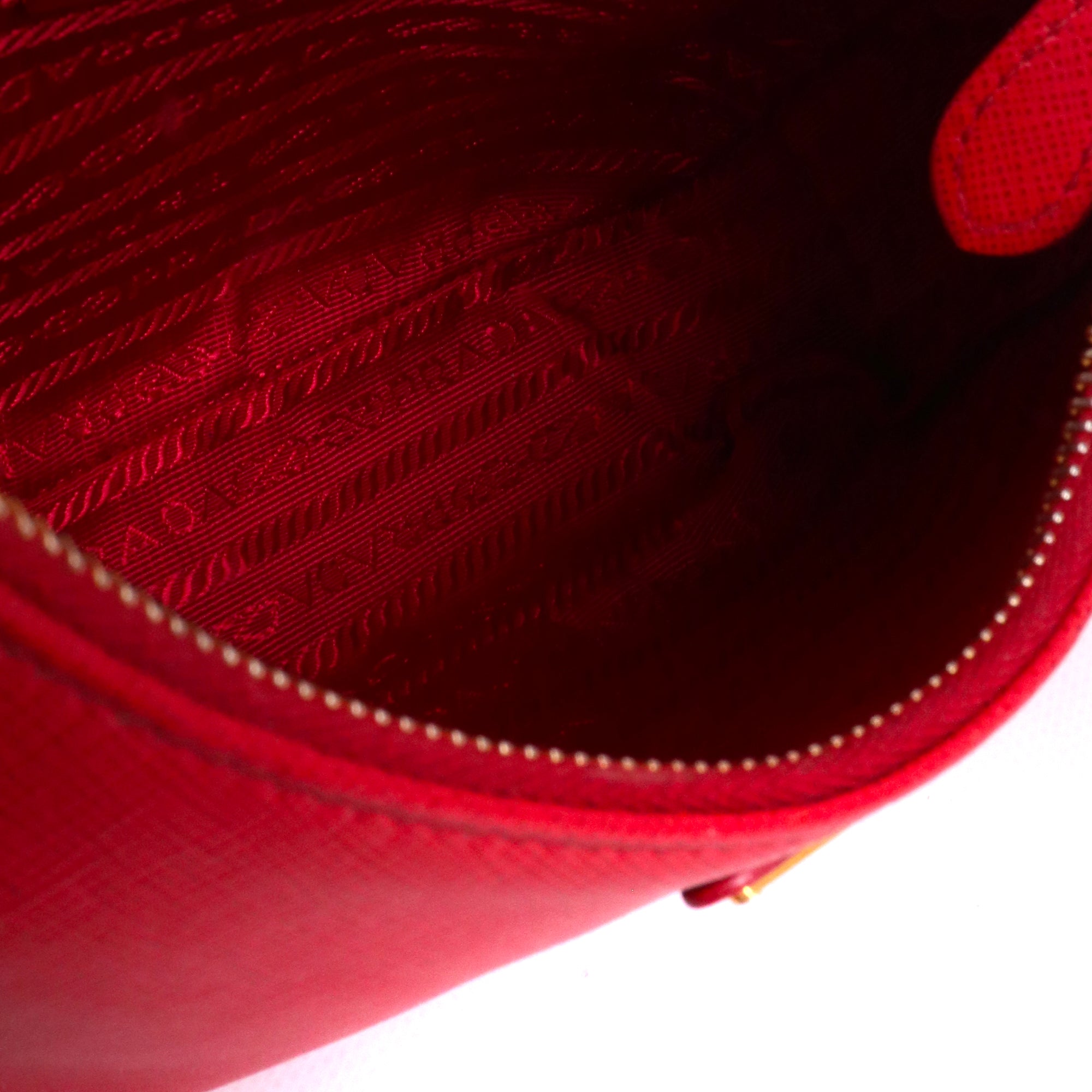 PRADA - Sac à bandoulière Re-Edition 2005 en cuir saffiano rouge