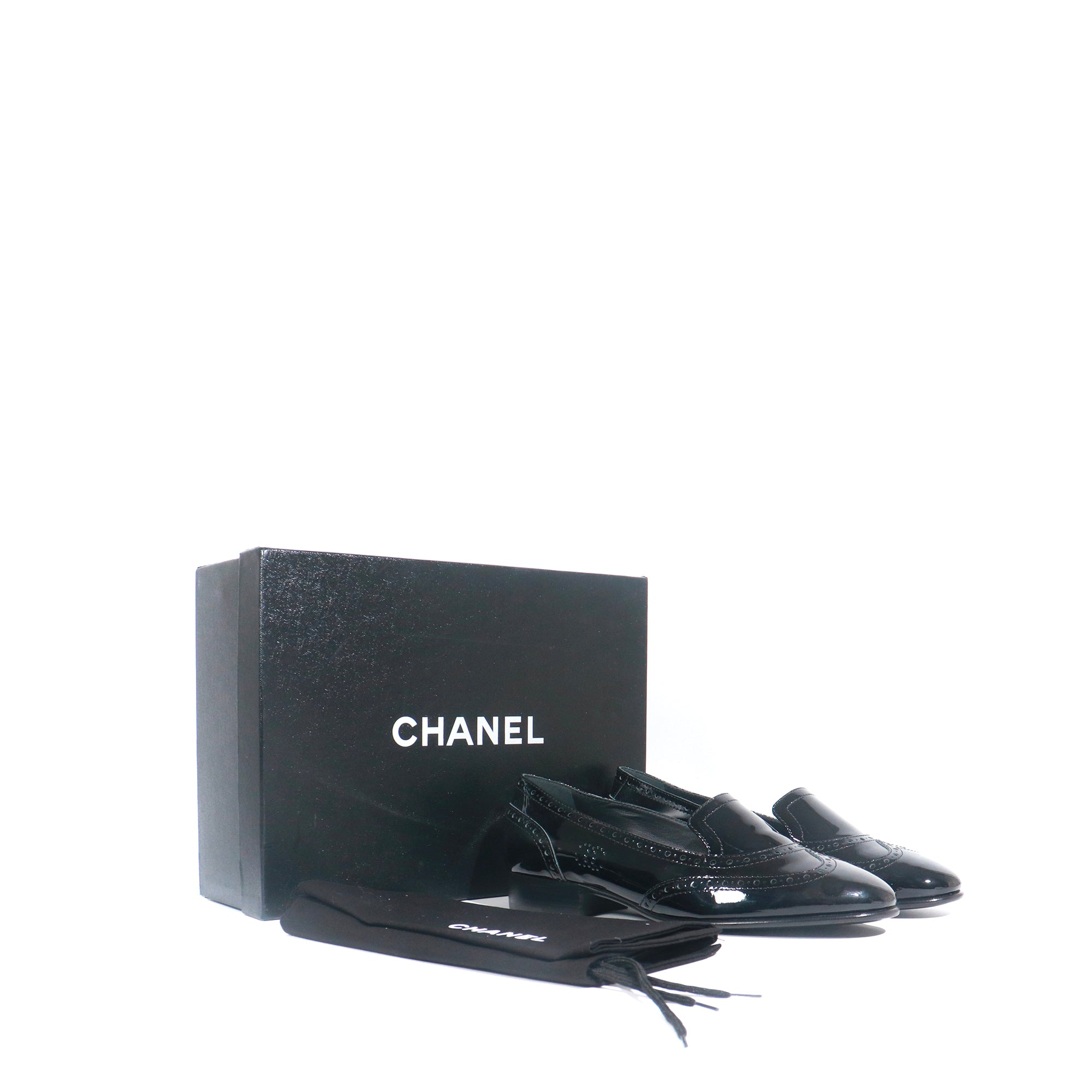 CHANEL - Mocassins en cuir verni noir (T39)