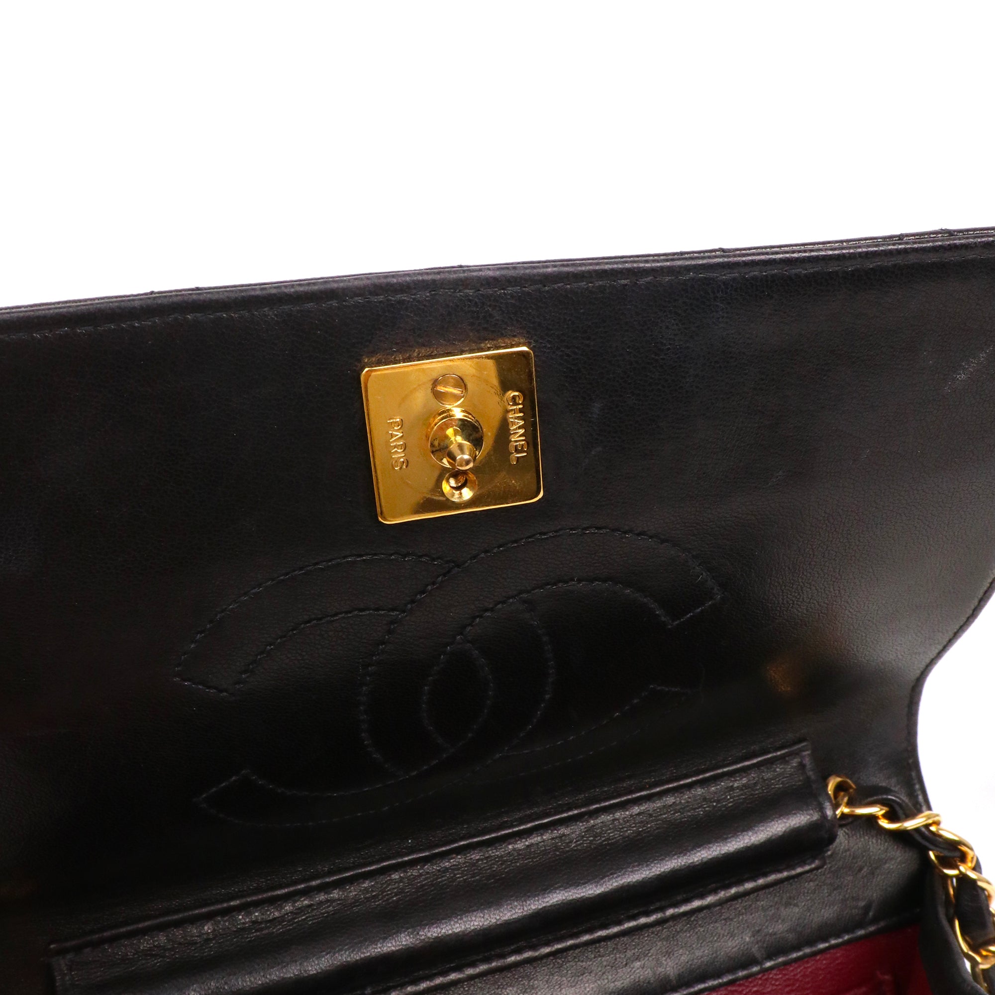 CHANEL - Sac à bandoulière Wallet On Chain Chanel en cuir lisse noir vintage