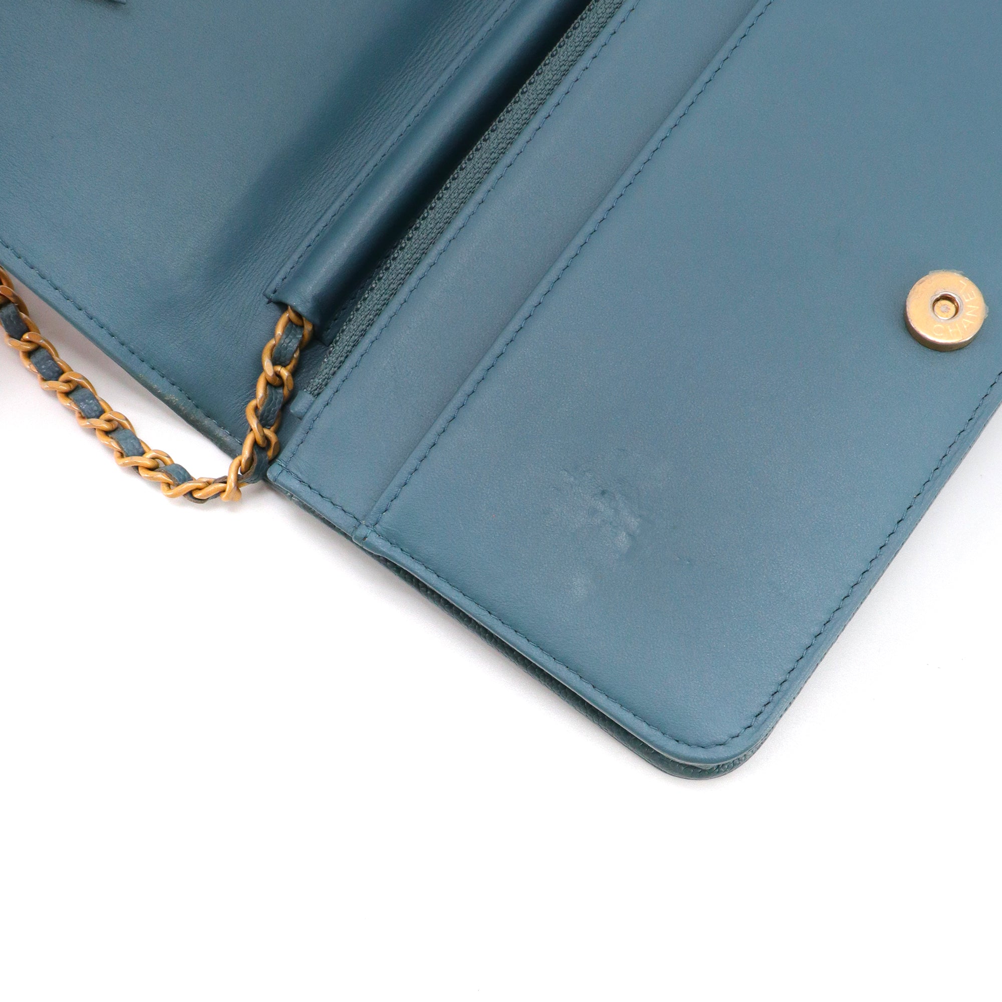 CHANEL - Sac à bandoulière Wallet On Chain Boy Chanel en cuir caviar bleu