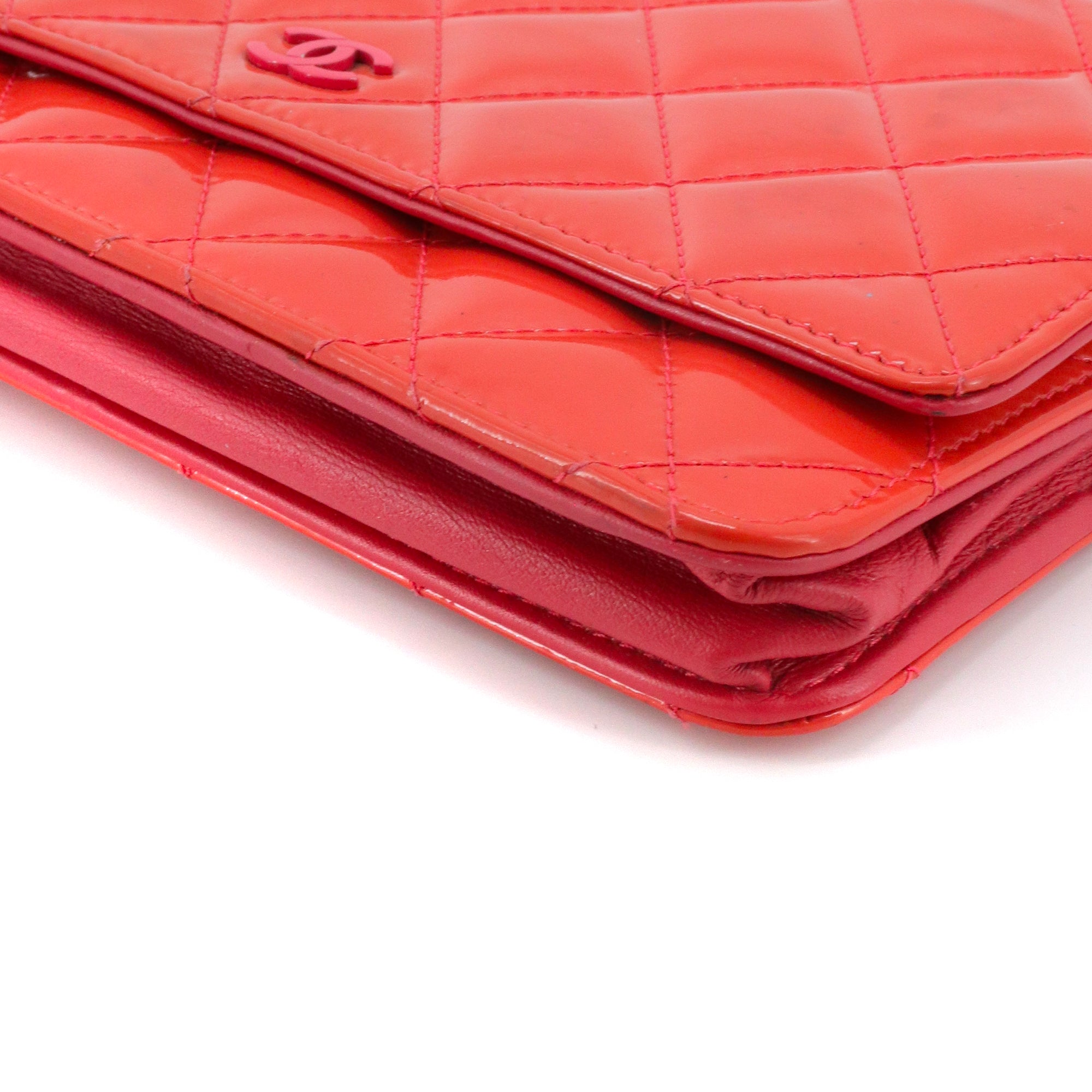 CHANEL - Sac à bandoulière Wallet On Chain Chanel en cuir verni rose