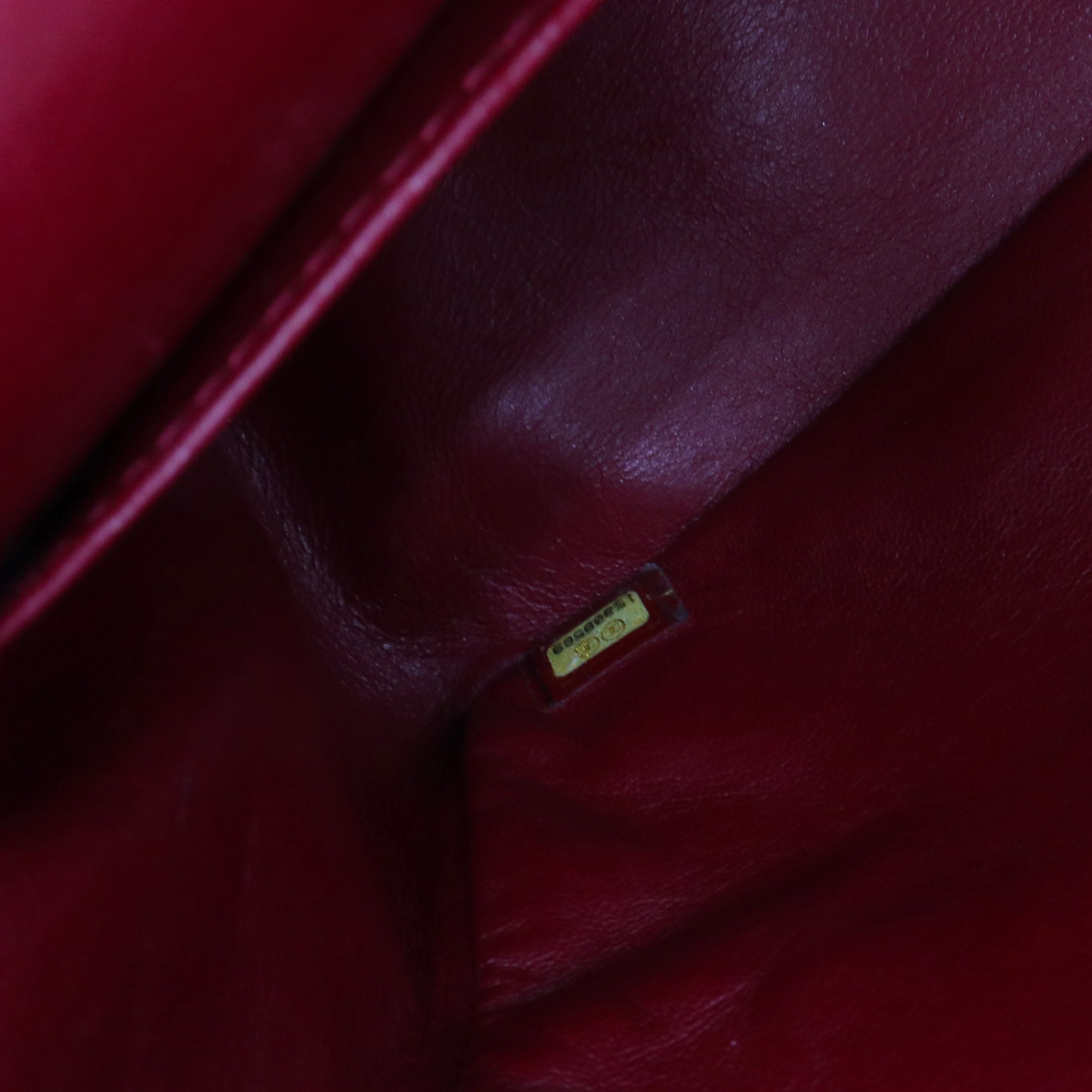 CHANEL - Sac à bandoulière 2.55 Chanel en cuir froissé bordeaux