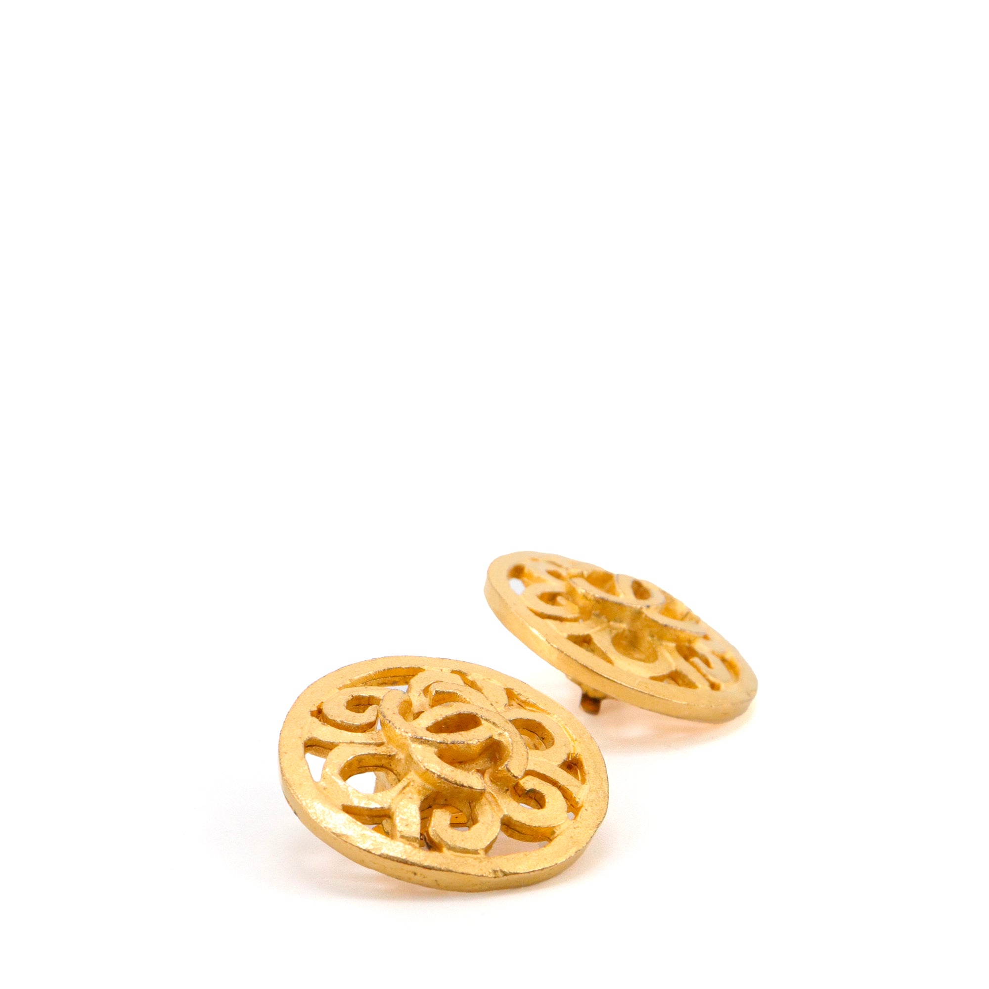 CHANEL - Boucles d’oreilles CC Chanel en metal doré vintage