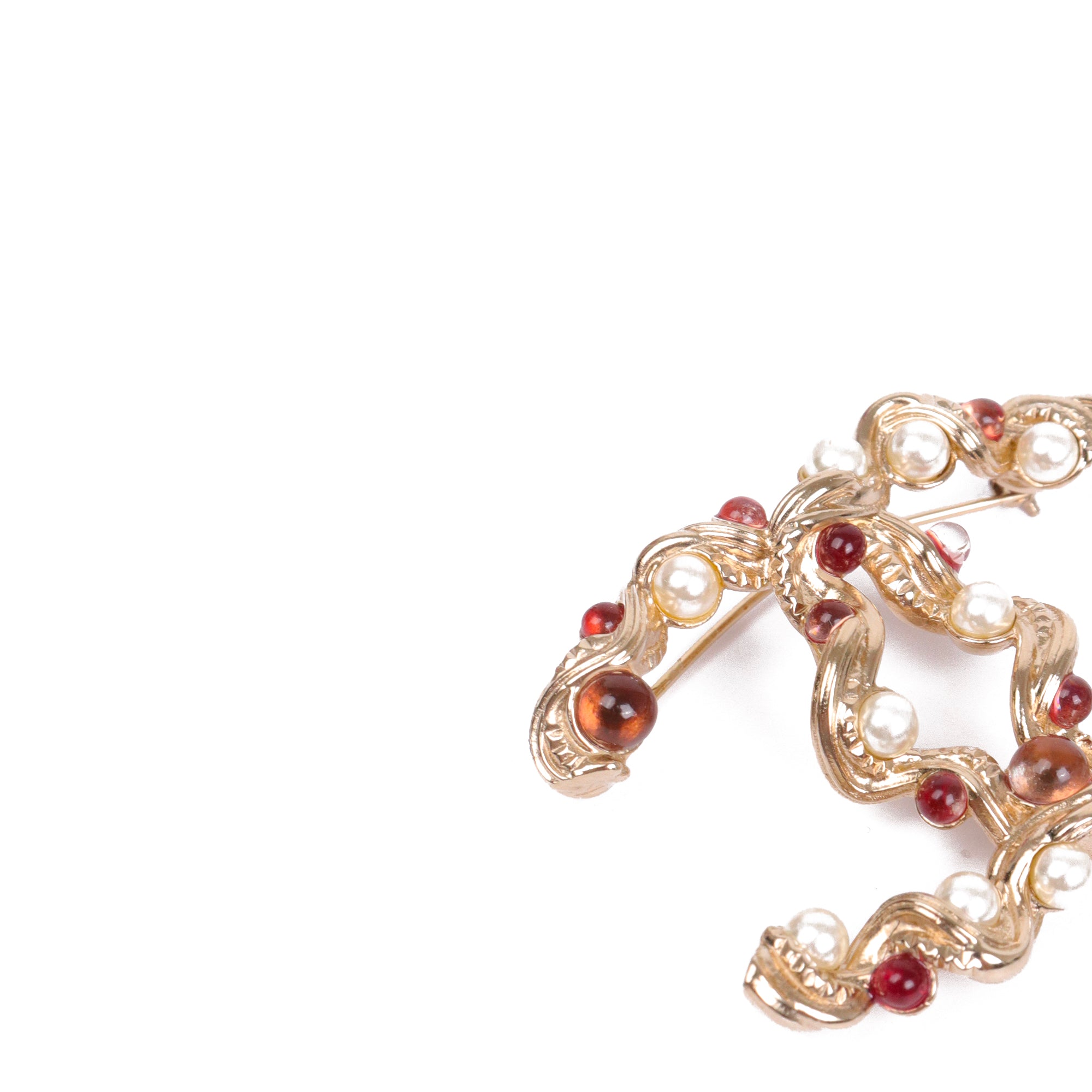 CHANEL - Broche CC Chanel ornée de pierres tricolores