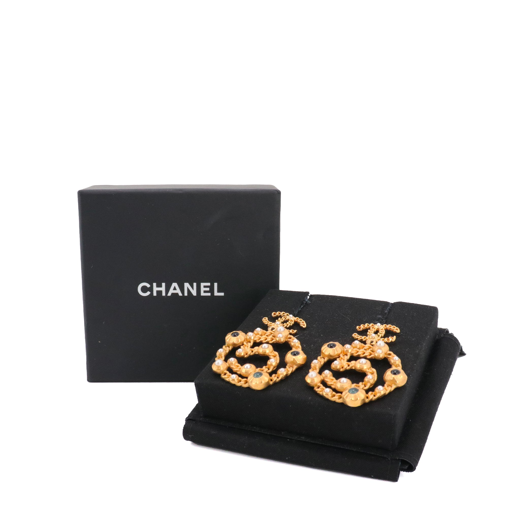 CHANEL - Boucles d'oreilles 5 Chanel en metal doré