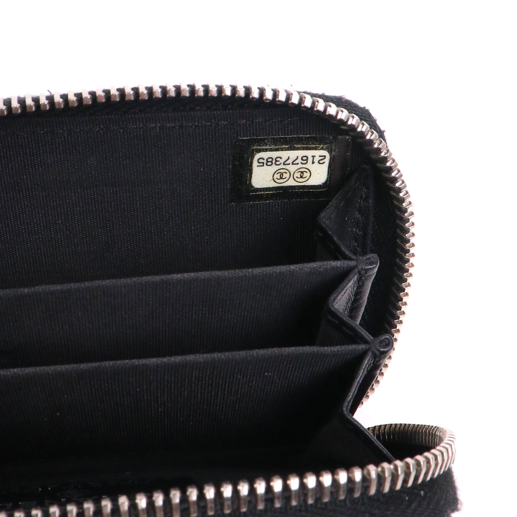CHANEL - Portefeuille zippé Chanel en cuir chevron noir