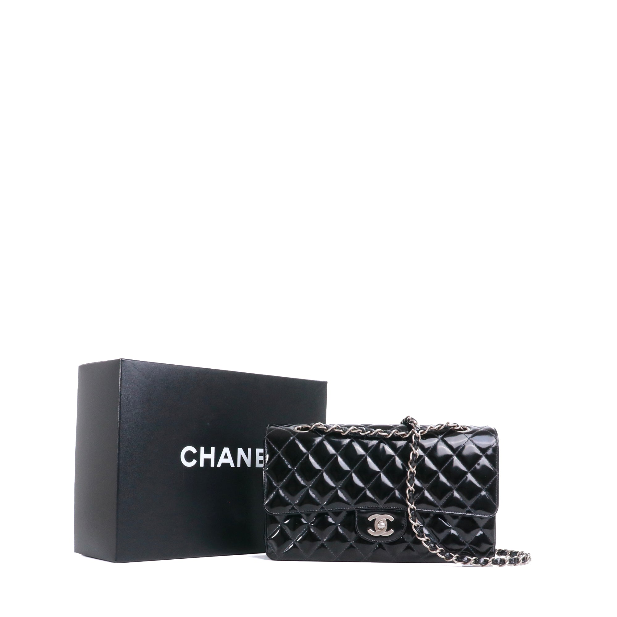 CHANEL - Sac à main Timeless 25 double flap Chanel en cuir matelassé noir verni