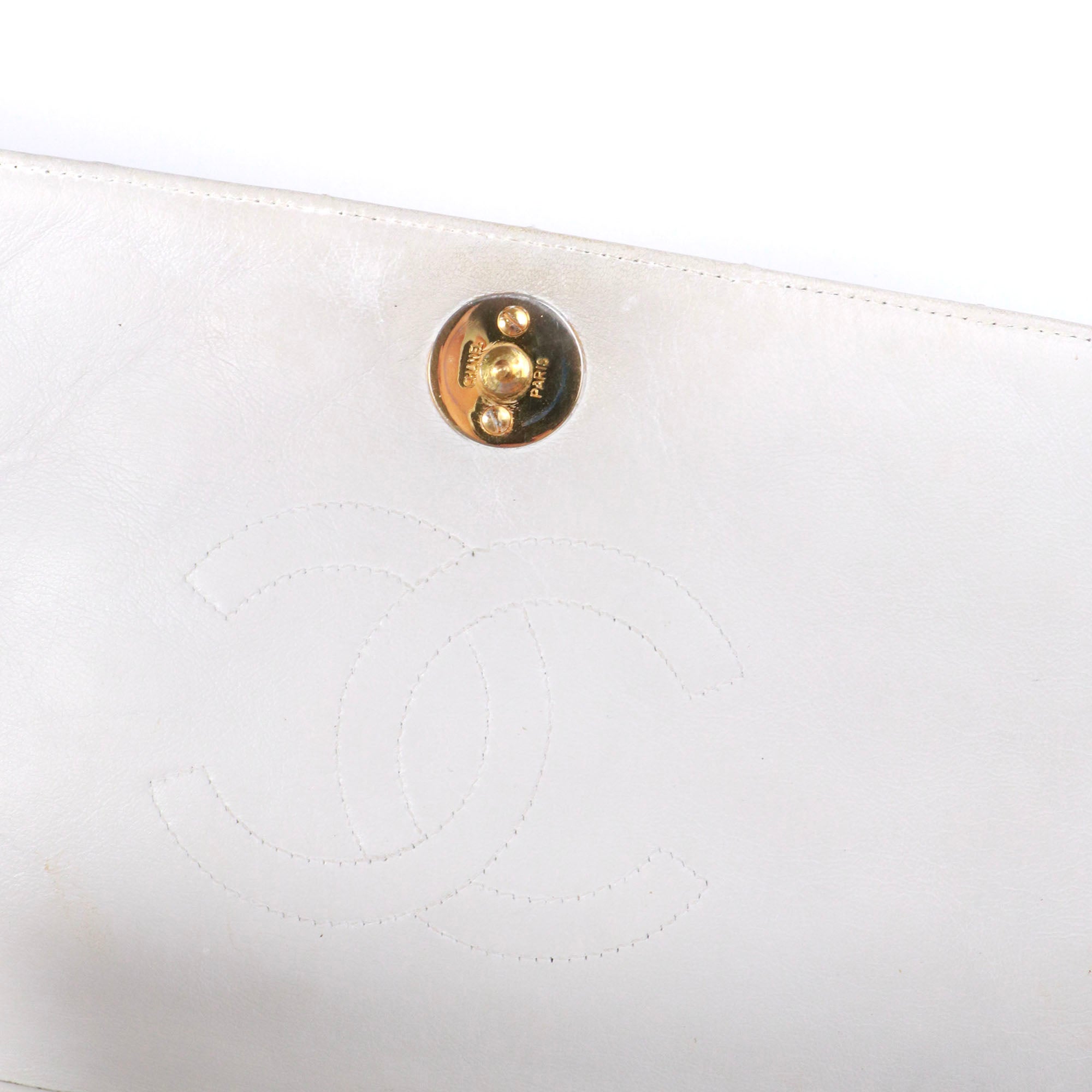 CHANEL - Sac classique à rabat Chanel vintage en cuir blanc