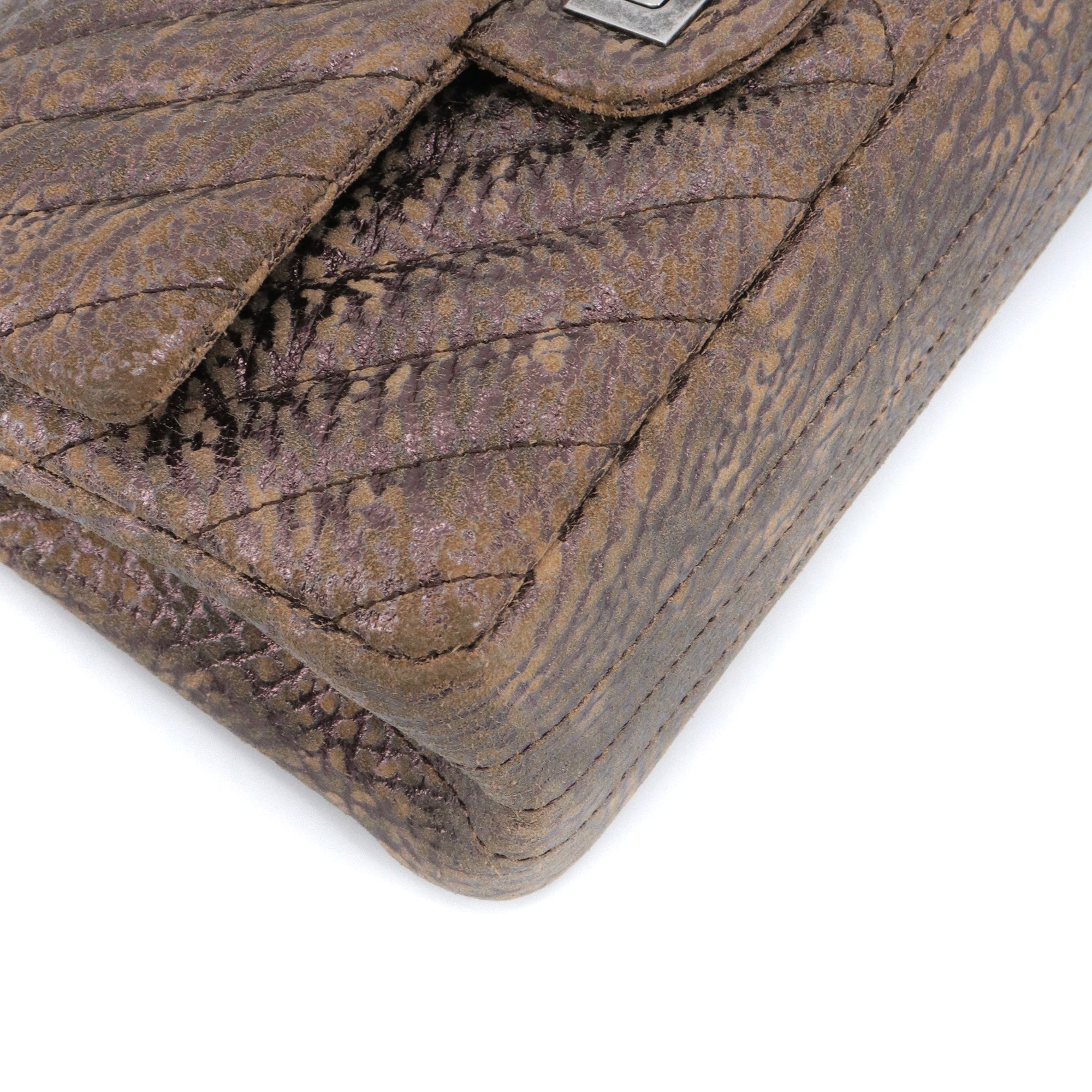 CHANEL - Sac à bandoulière 2.55 Chanel en cuir chevron et nubuck marron