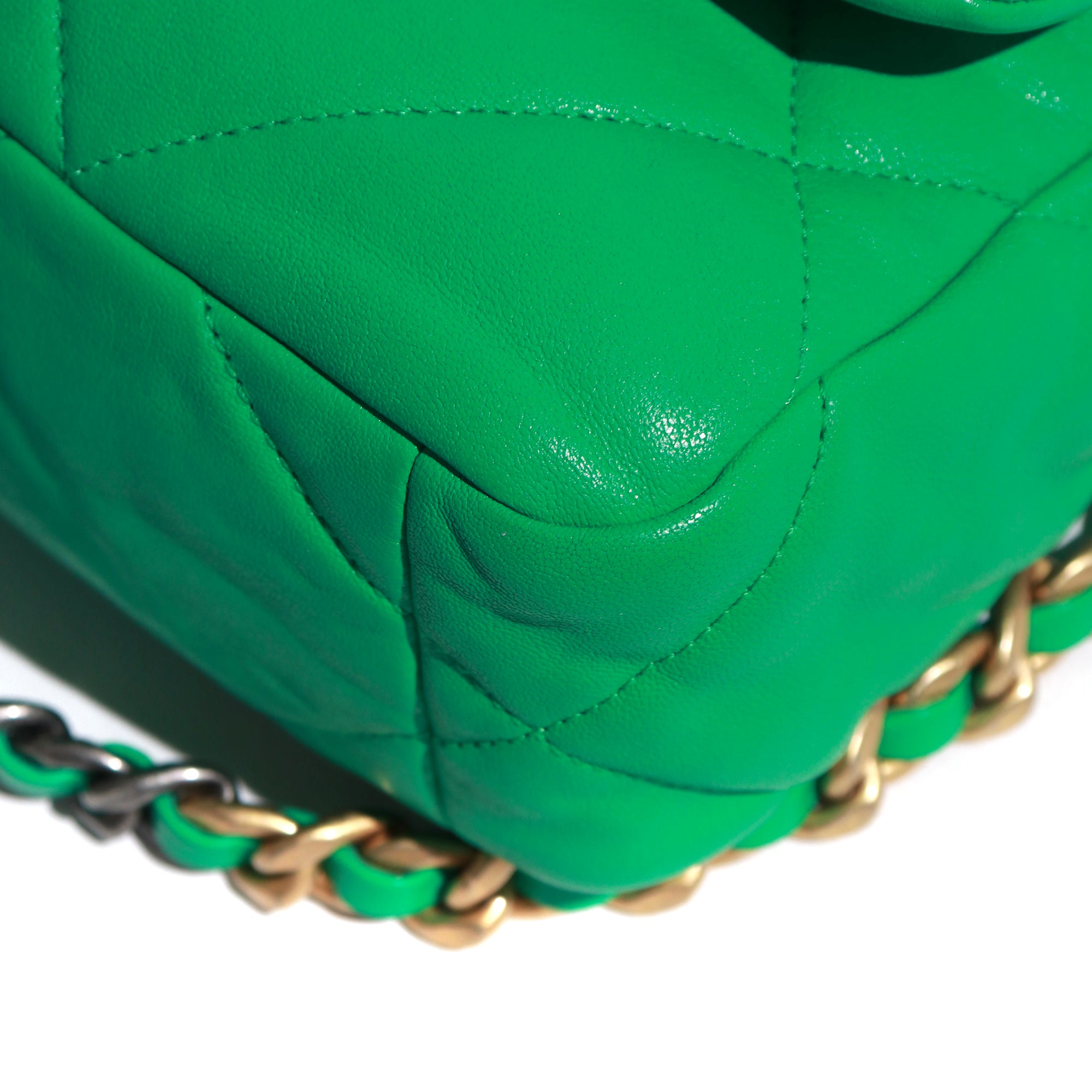 CHANEL - 19 shoulder bag in green quilted leather
