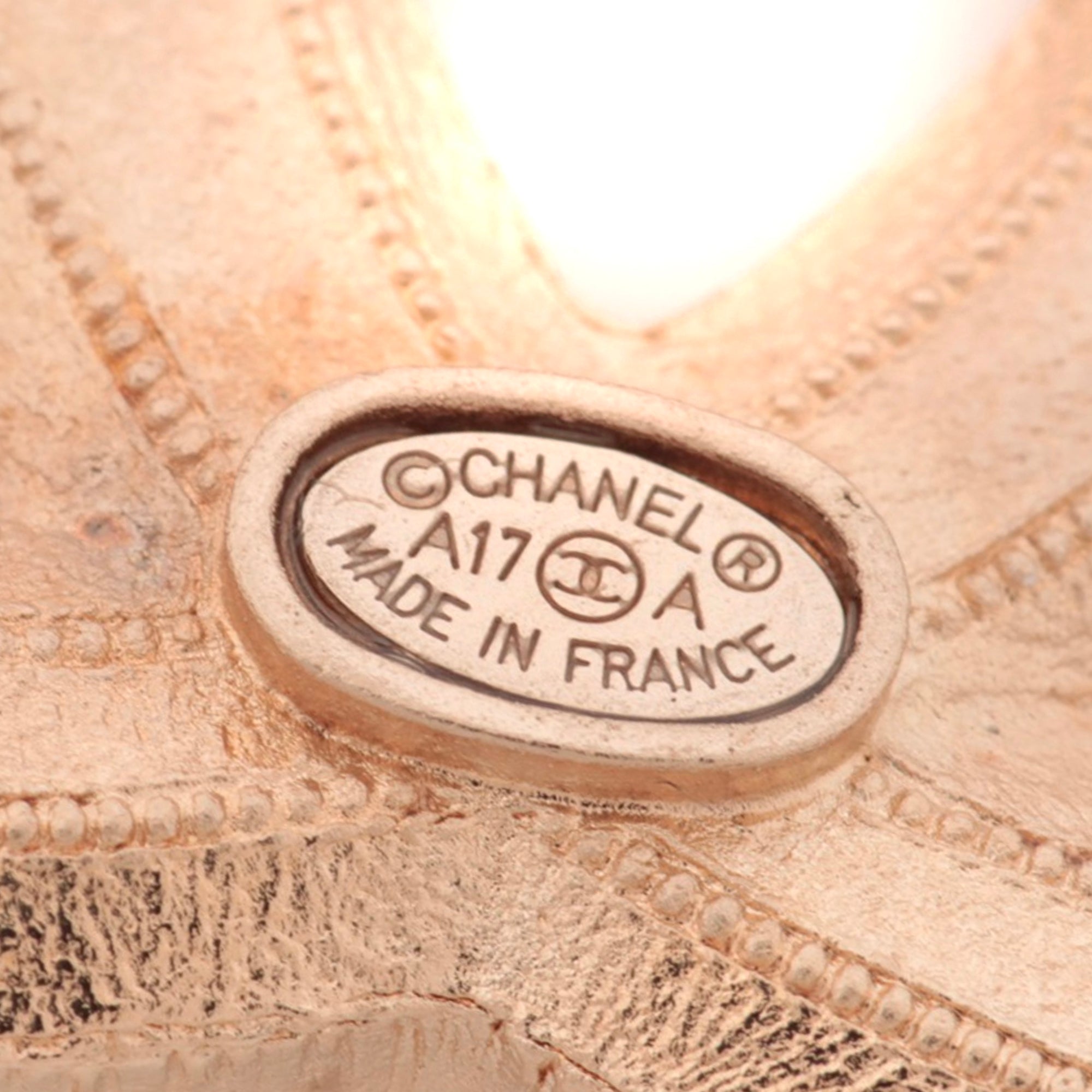 CHANEL - Broche CC dorée en perles