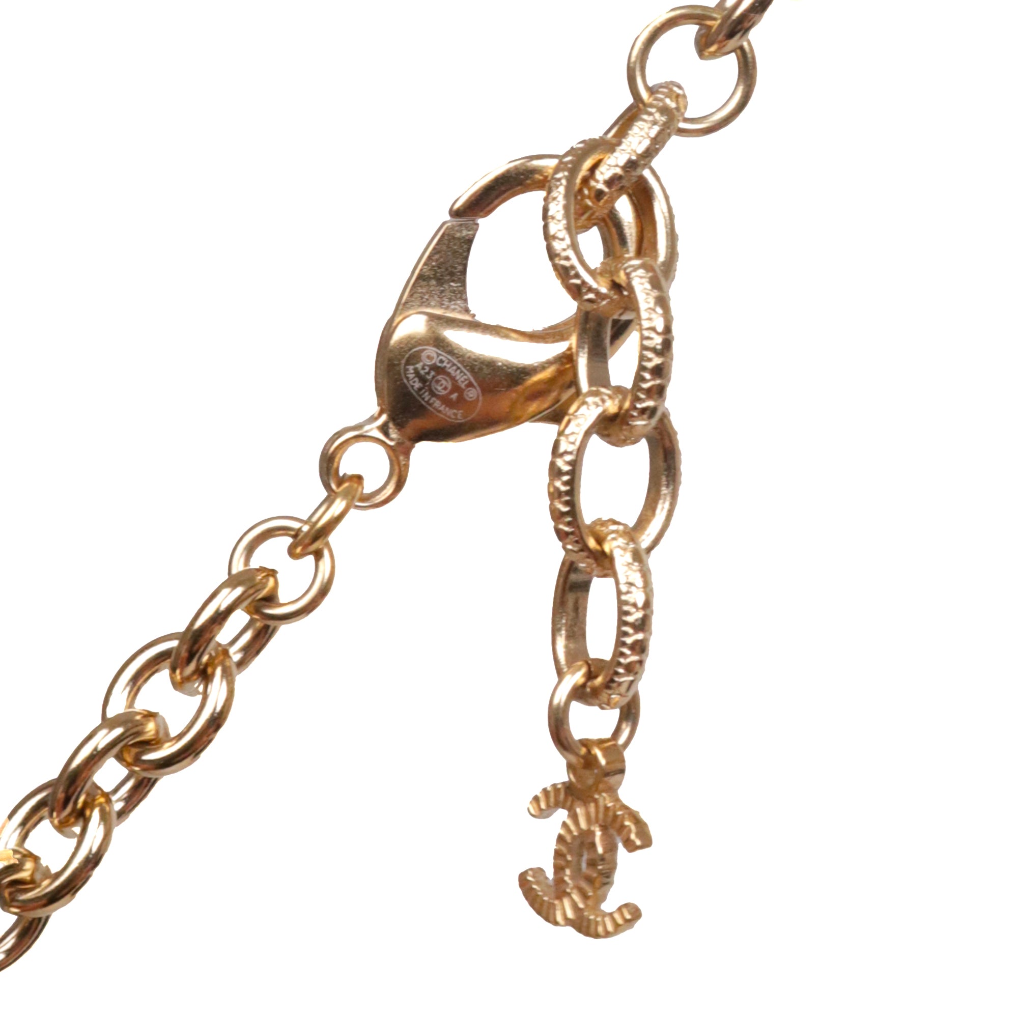 CHANEL - Sautoir CC Chanel en métal doré orné de pierres bordeaux