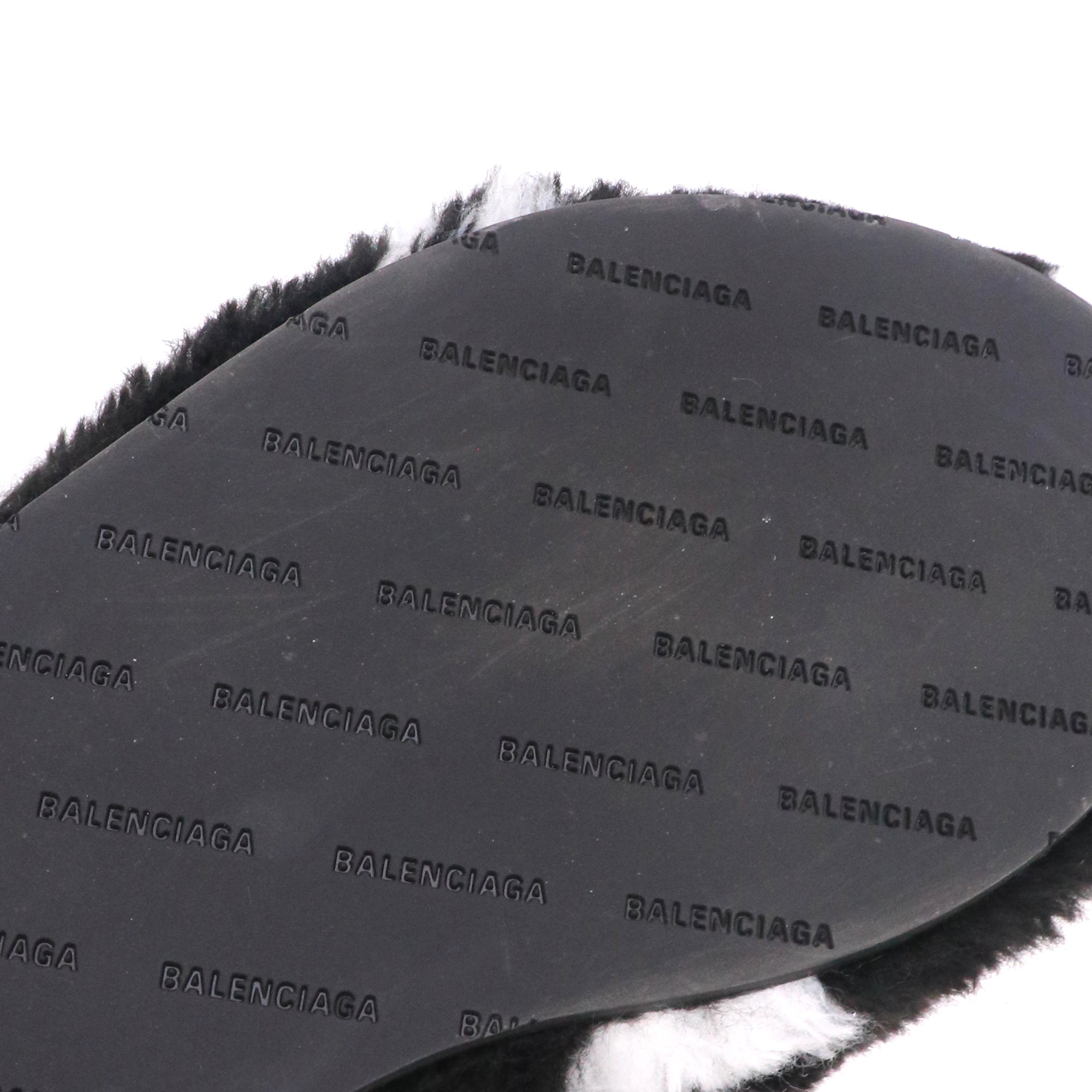 BALENCIAGA - Sandales Balenciaga en fourrure noire et blanche (T36)