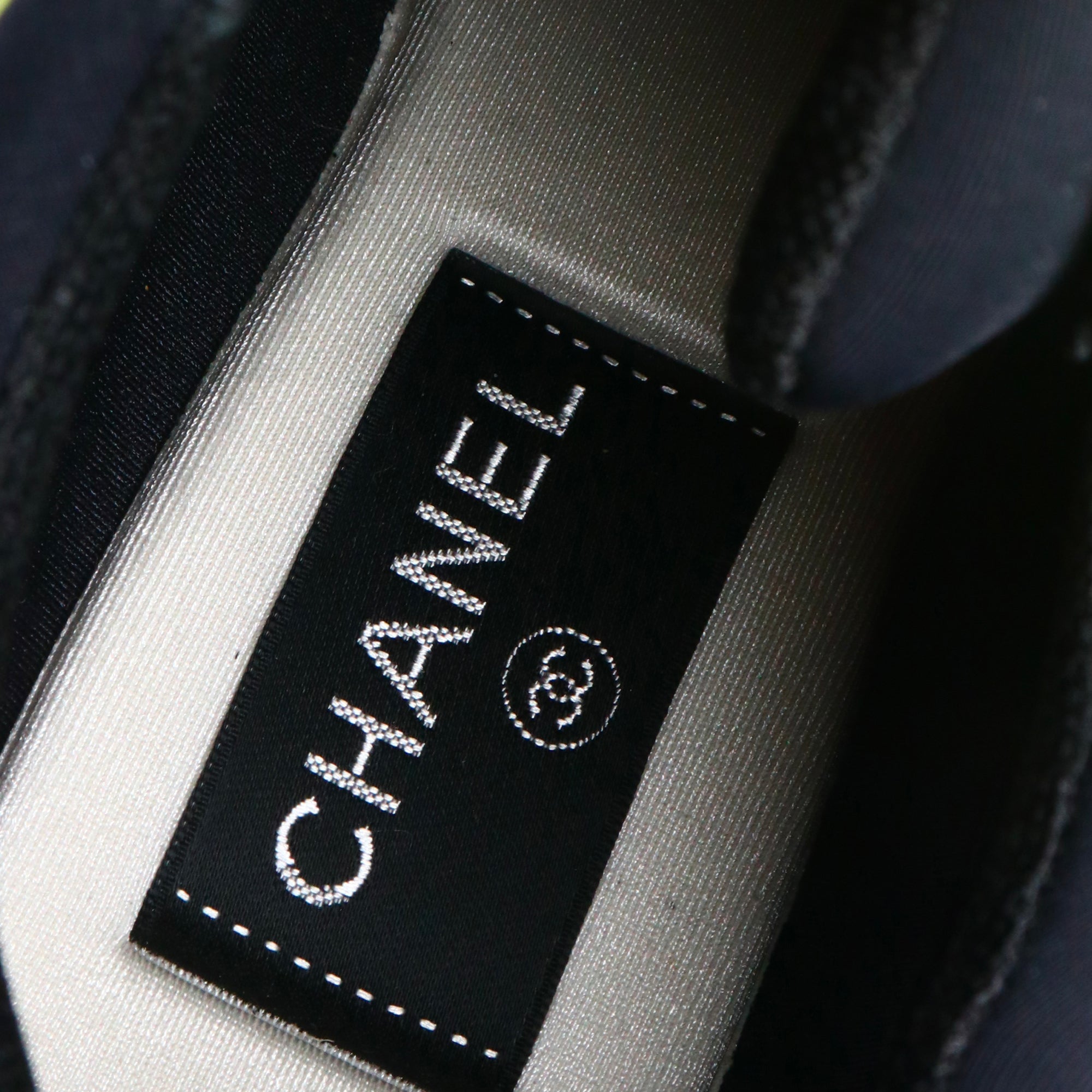 CHANEL - Sneakers Neon CC Chanel en toile jaune fluo (T37.5)