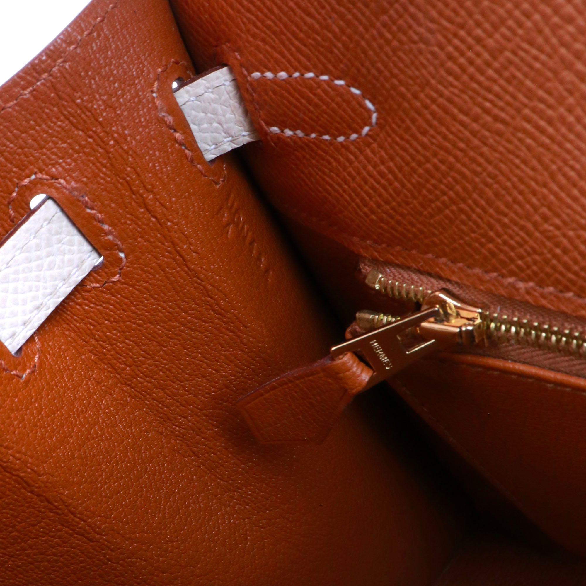 HERMÈS - Sac à main Kelly 25 Hermès bicolore en cuir epsom gold et craie