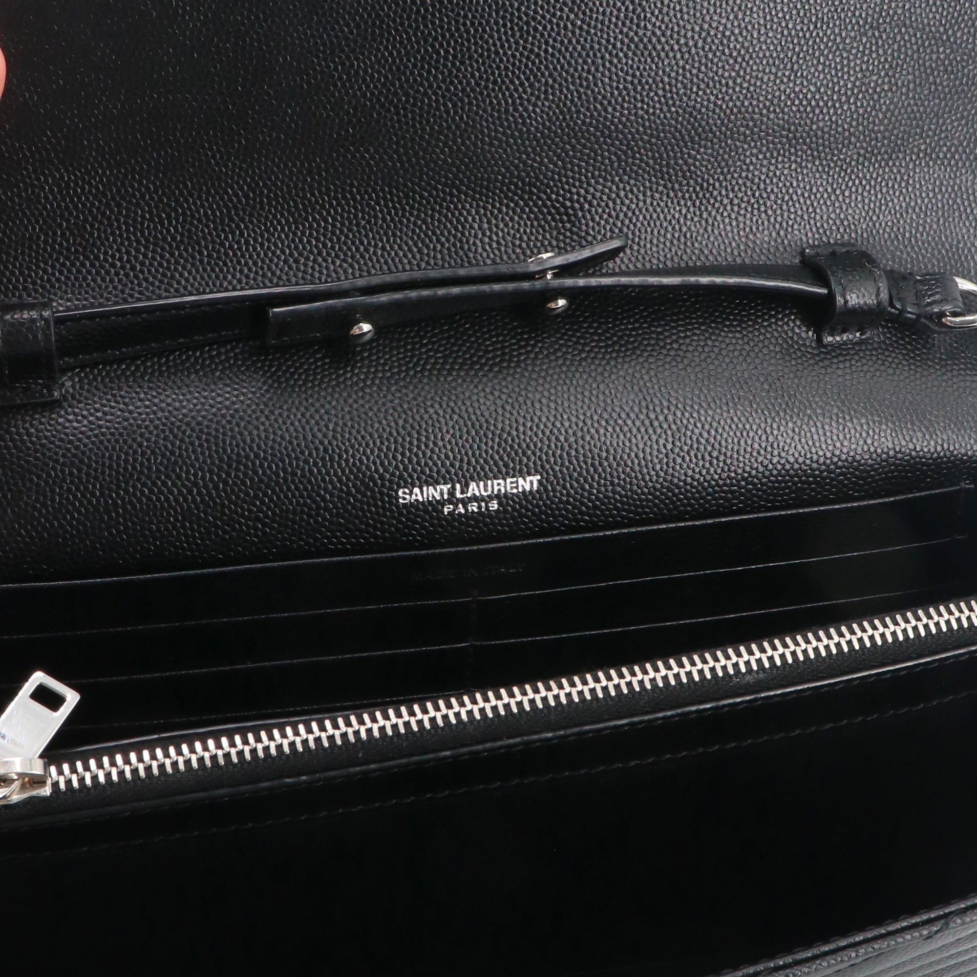 SAINT LAURENT - Sac à bandoulière Wallet on chain Cassandre Saint Laurent cuir grainé chevron noir