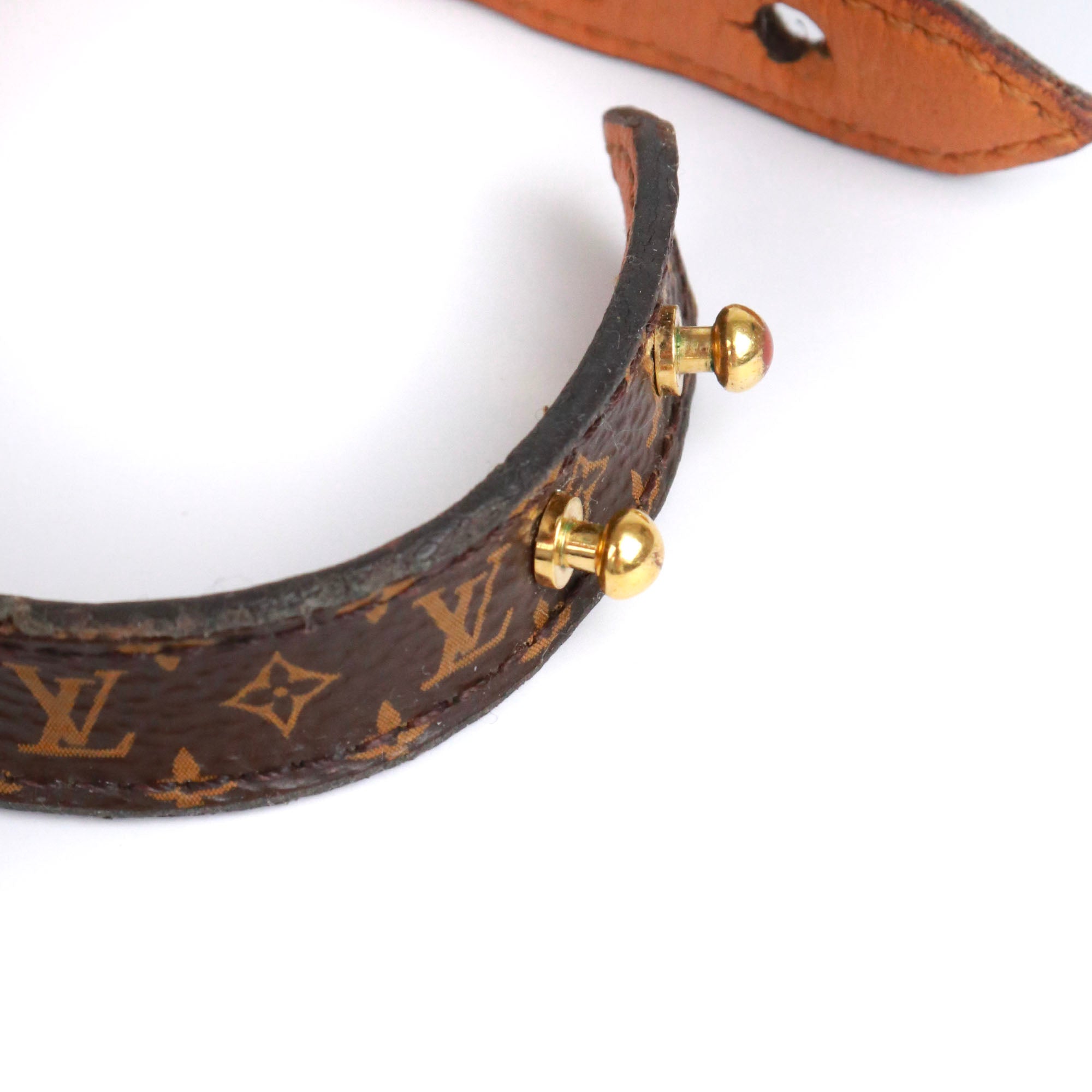 LOUIS VUITTON - Essential V bracelet in monogram canvas (T17)