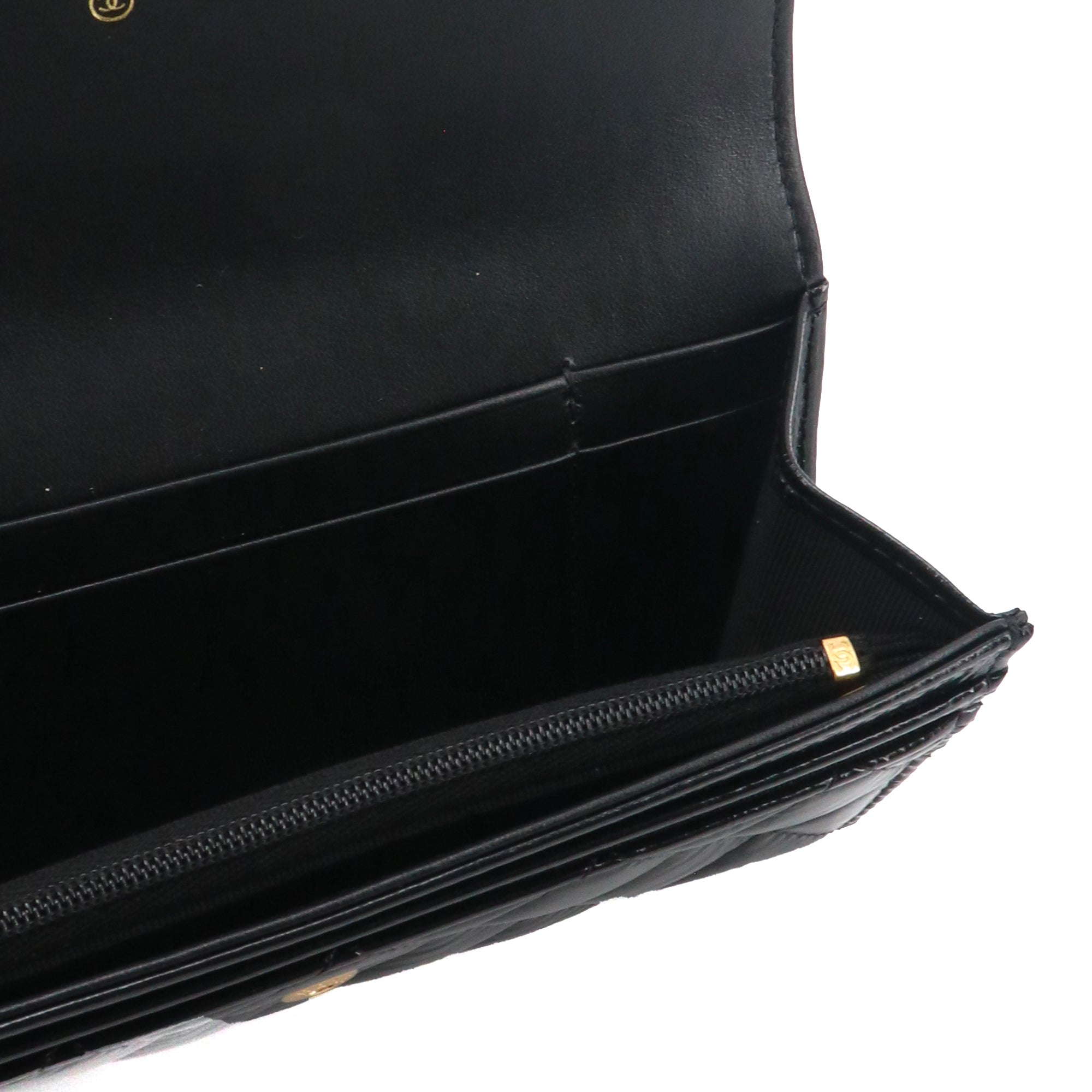 CHANEL - Portefeuille CC Chanel en cuir verni noir