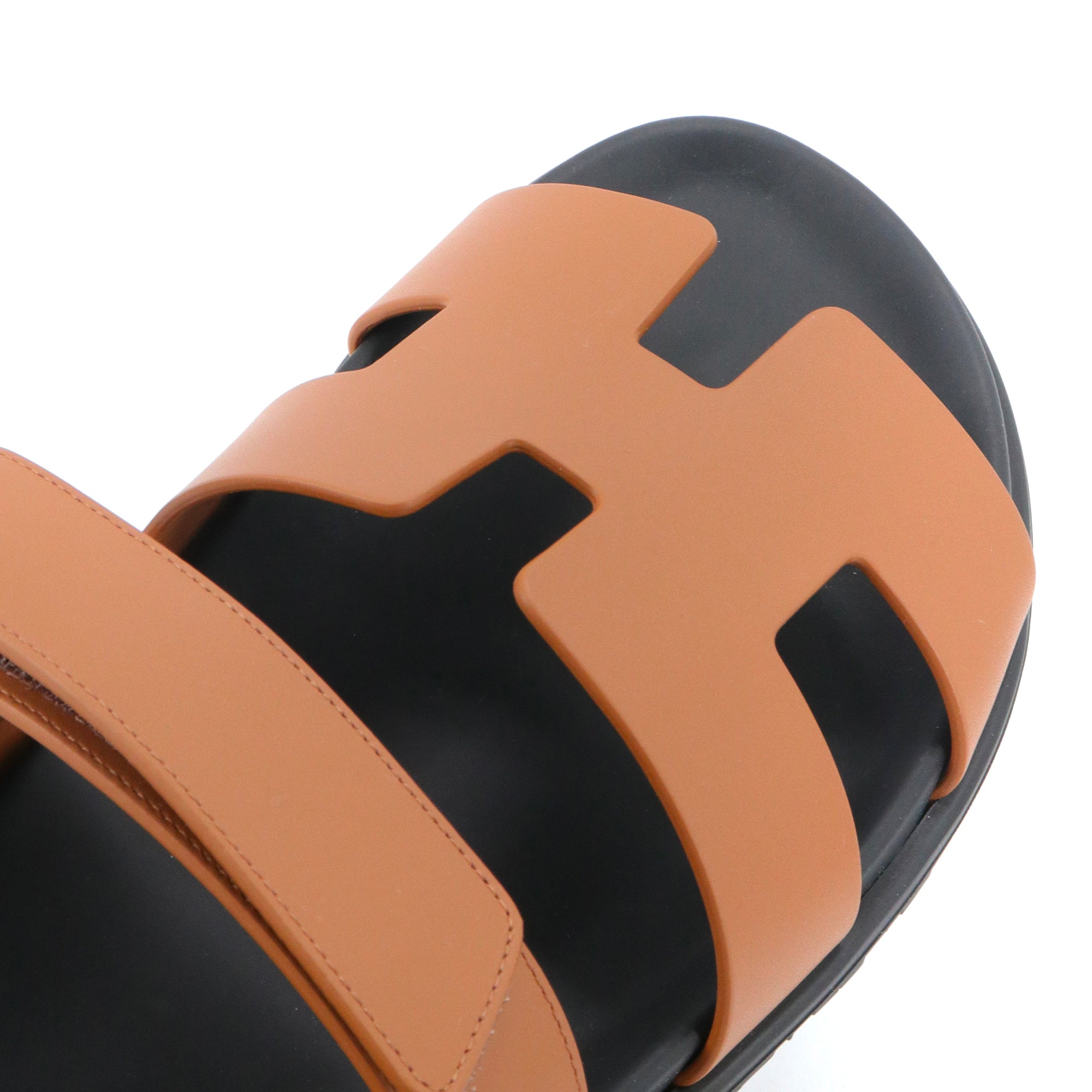 HERMÈS - Sandales Chypre Hermès en cuir lisse gold (T41,5)