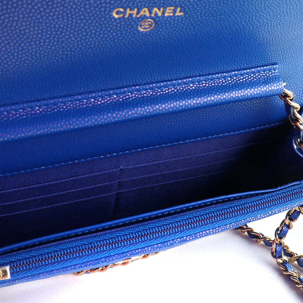 CHANEL - Sac Wallet On Chain Timeless en cuir caviar bleu irisé