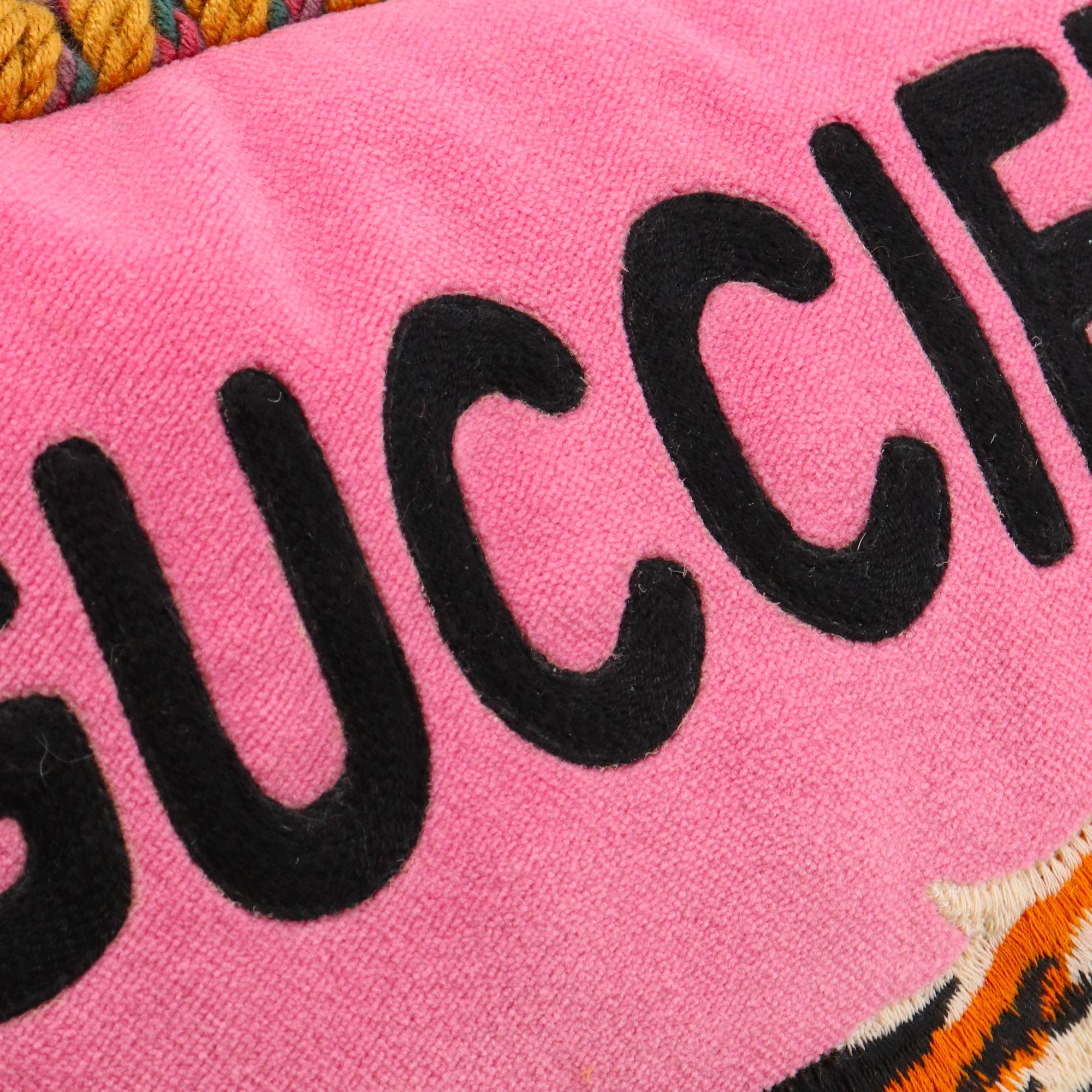 GUCCI - Coussin Guccification Gucci en velours rose