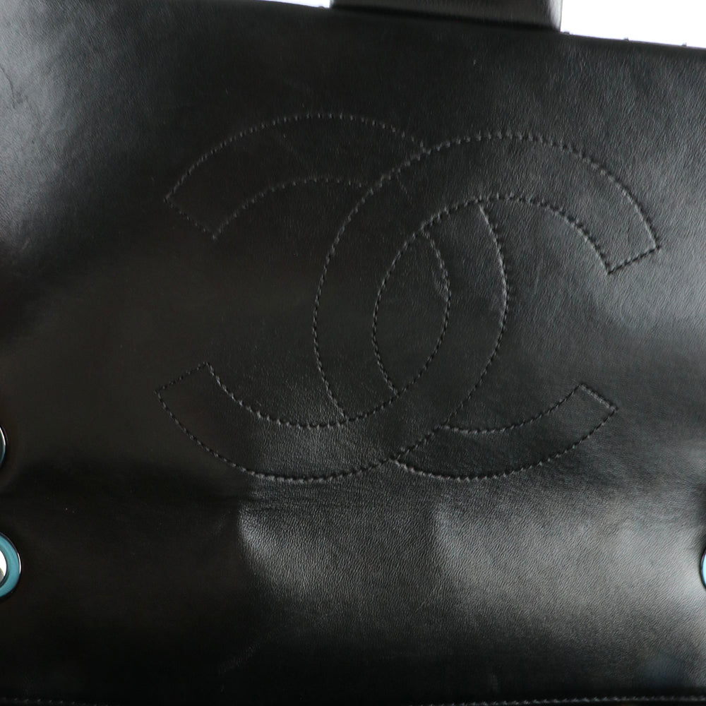 CHANEL - Sac à bandoulière Classique / Timeless Jumbo simple flap en cuir matelassé noir