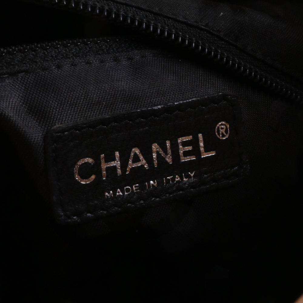 CHANEL - Sac à main Cambon en cuir matelassé beige et noir vintage