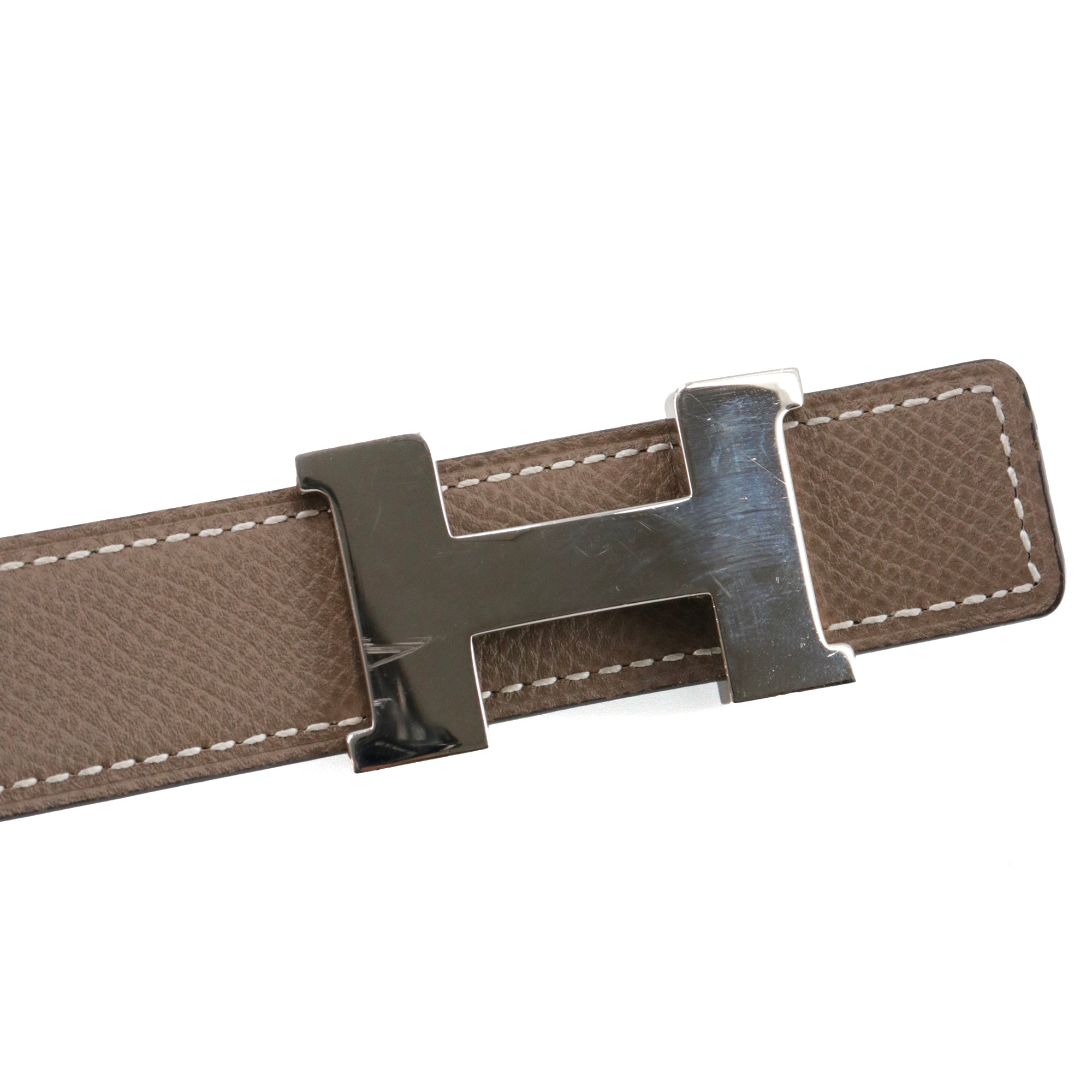 HERMÈS - Ceinture H réversible Hermès en cuir noir et étoupe (T90)