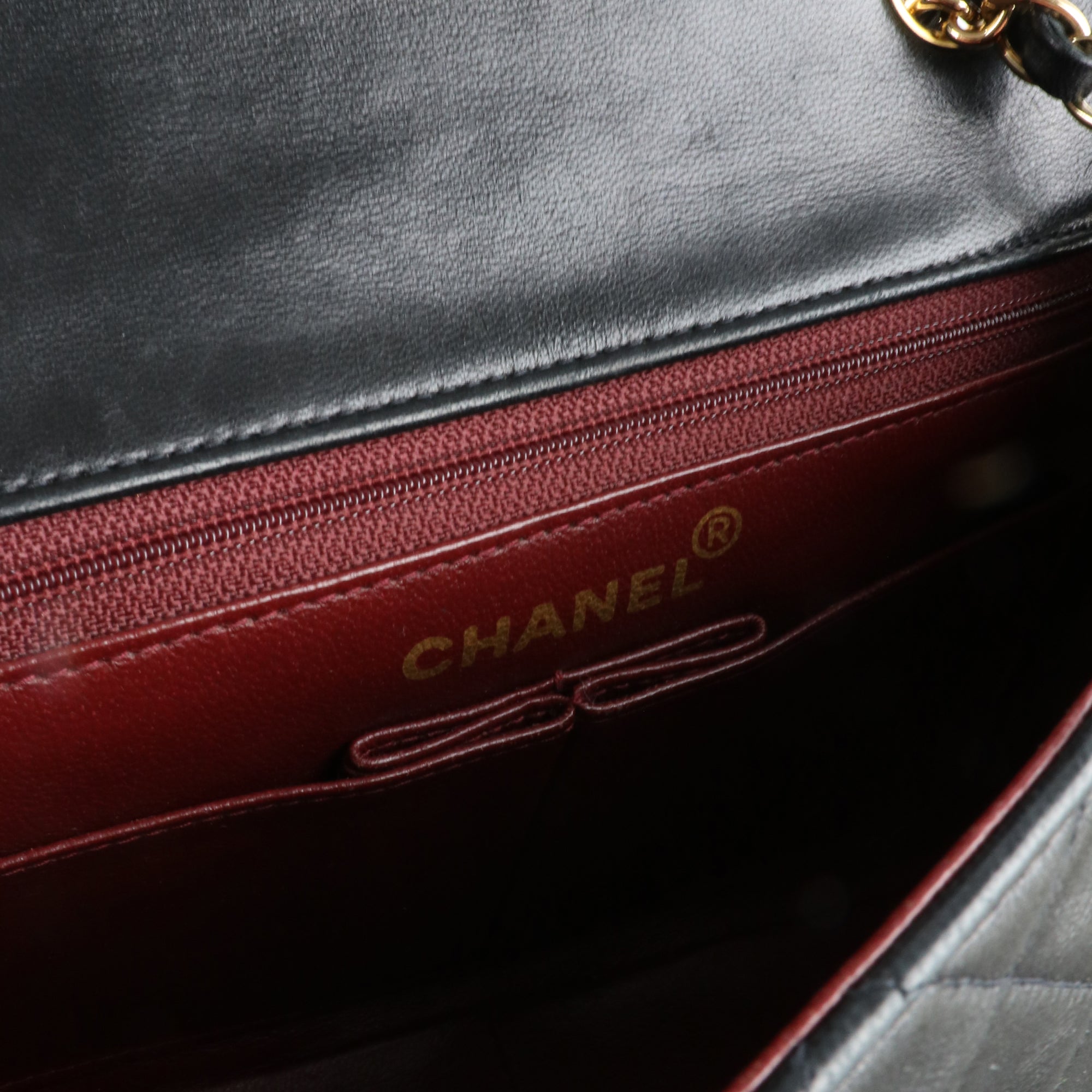 CHANEL - Sac à main Timeless mini rectangle en cuir lisse noir