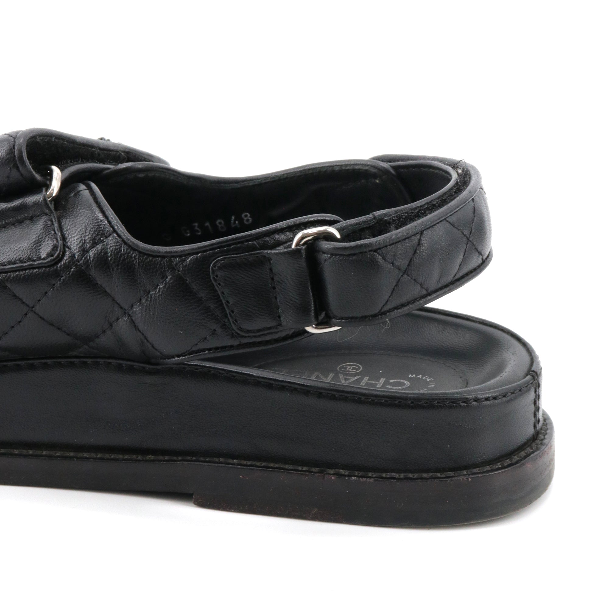 CHANEL - Sandales Dad Shoes Chanel en cuir matelassé noir (T39)