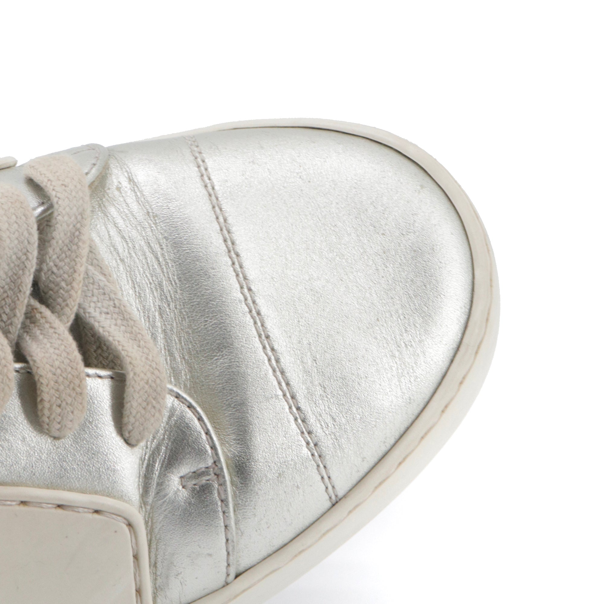 CHANEL - Chanel CC sneakers in beige and silver leather (size 38.5)