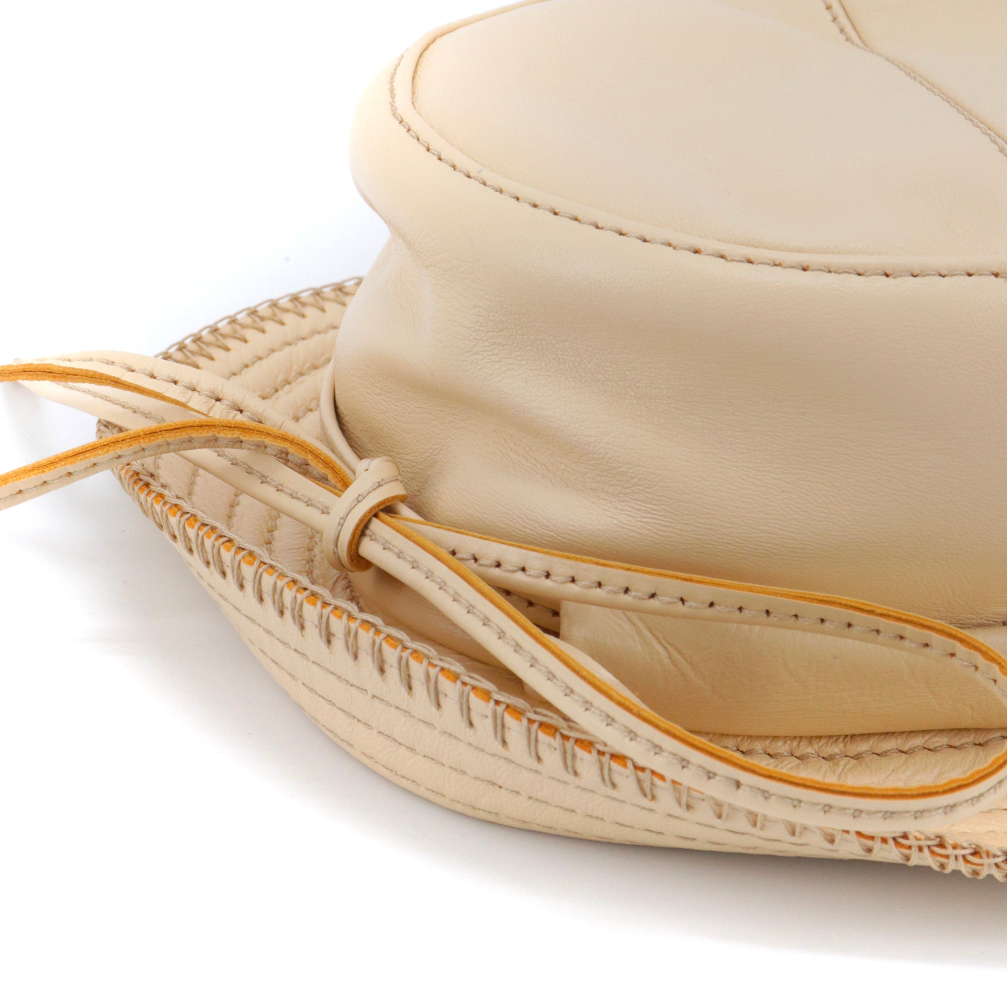 JACQUEMUS - Bob Mentalo Jacquemus en cuir d'agneau beige (T56)