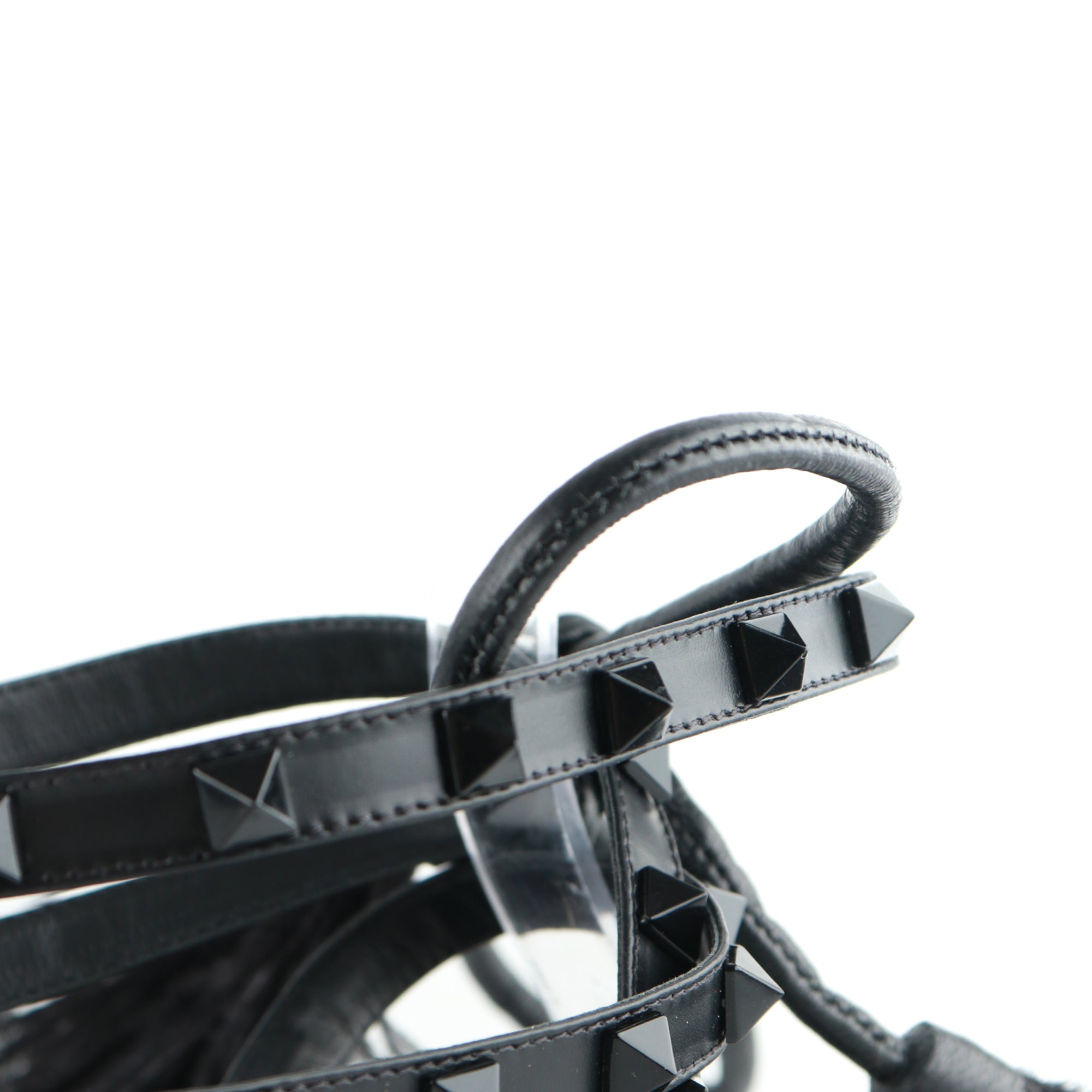 VALENTINO - Rockstud sandals in black leather and ostrich feathers (T41.5)