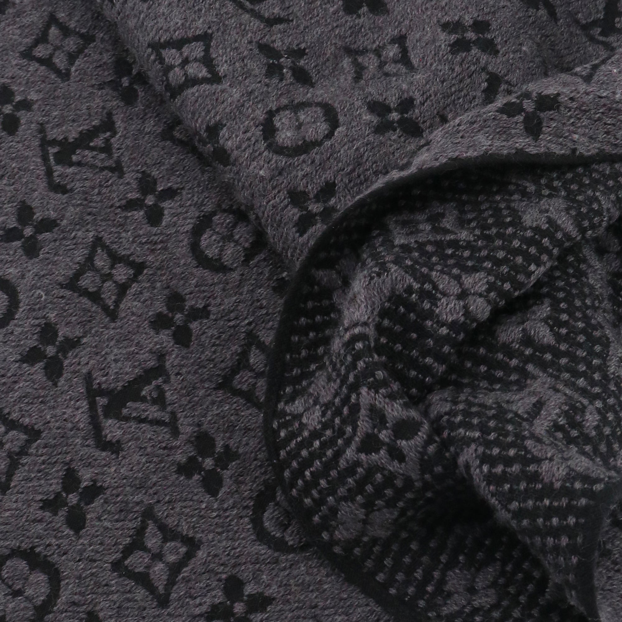 LOUIS VUITTON - Louis Vuitton Monogram Classic Scarf in Gray Wool 