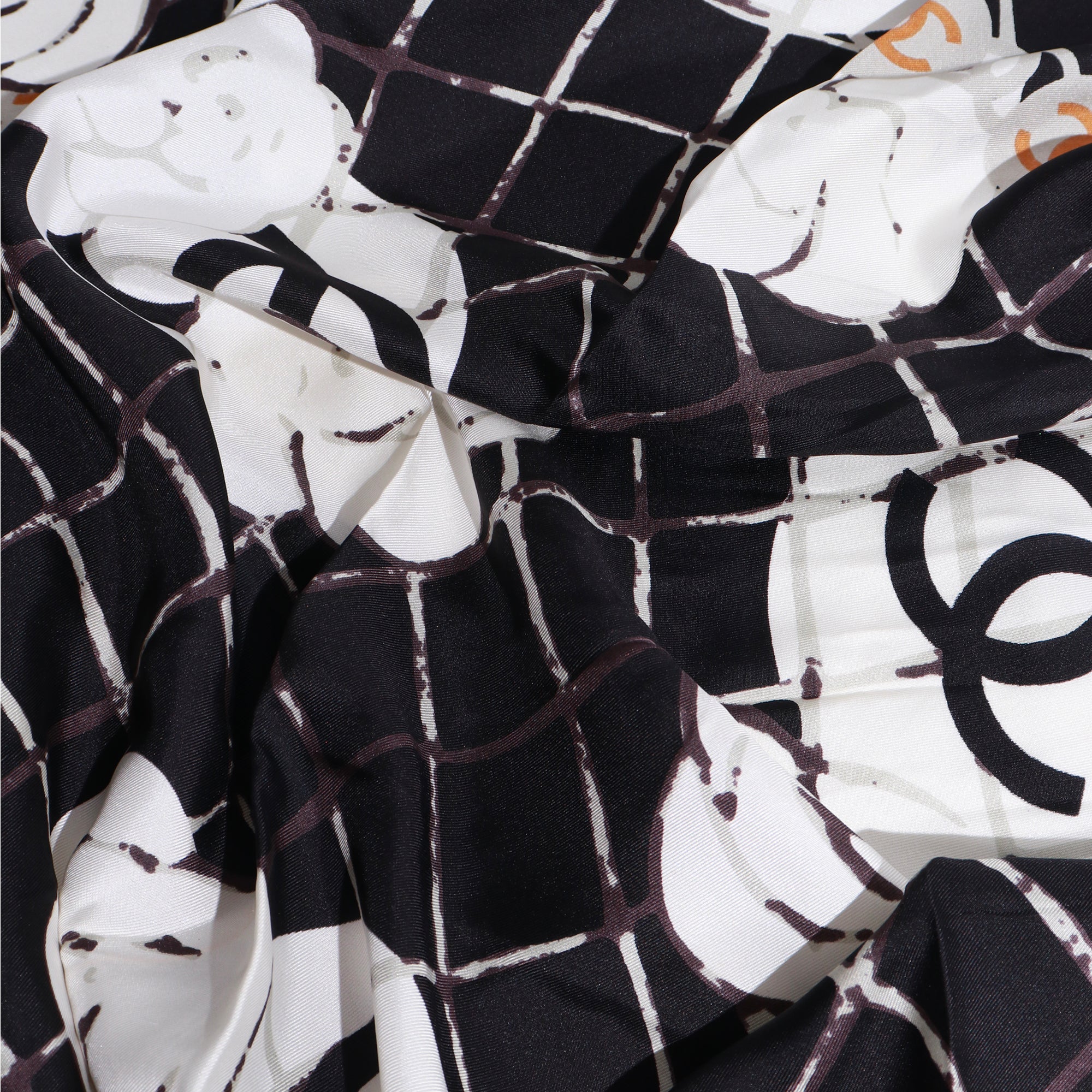 CHANEL - Carré de soie 90 camélia noir et doré