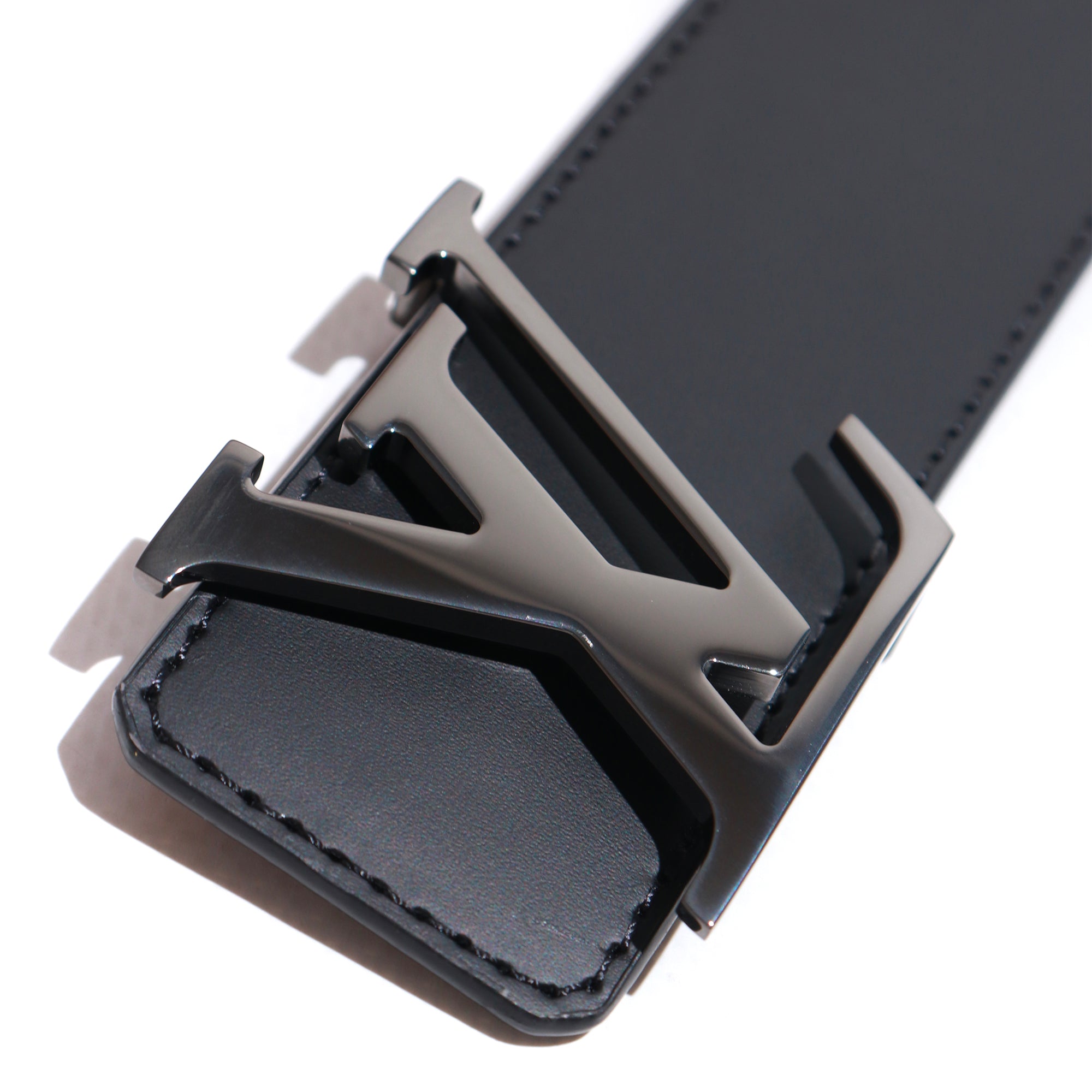 LOUIS VUITTON - Ceinture LV Initiales réversible en toile monogramme et cuir (T85)
