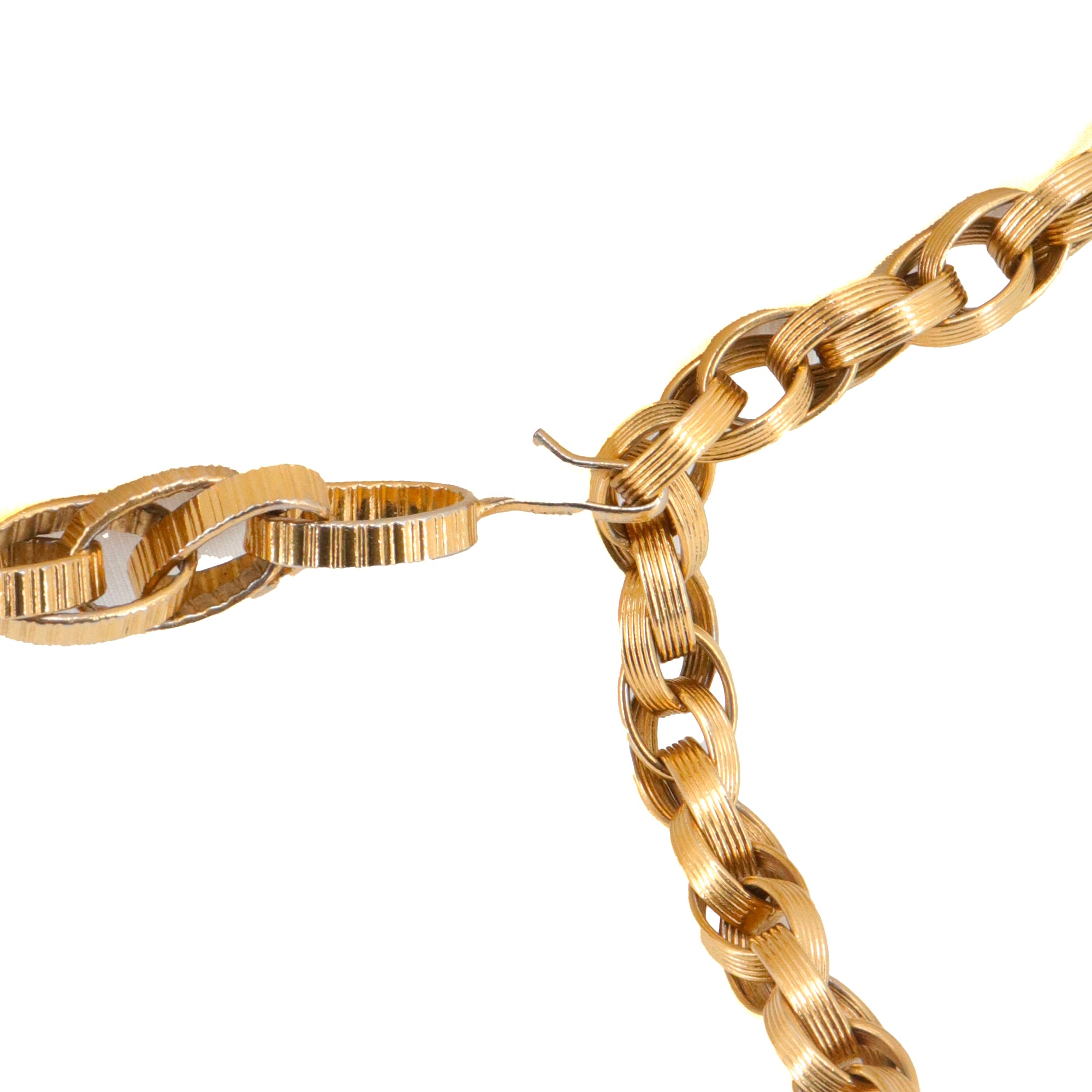 CHANEL - Ceinture médaillon CC Chanel en chaine dorée