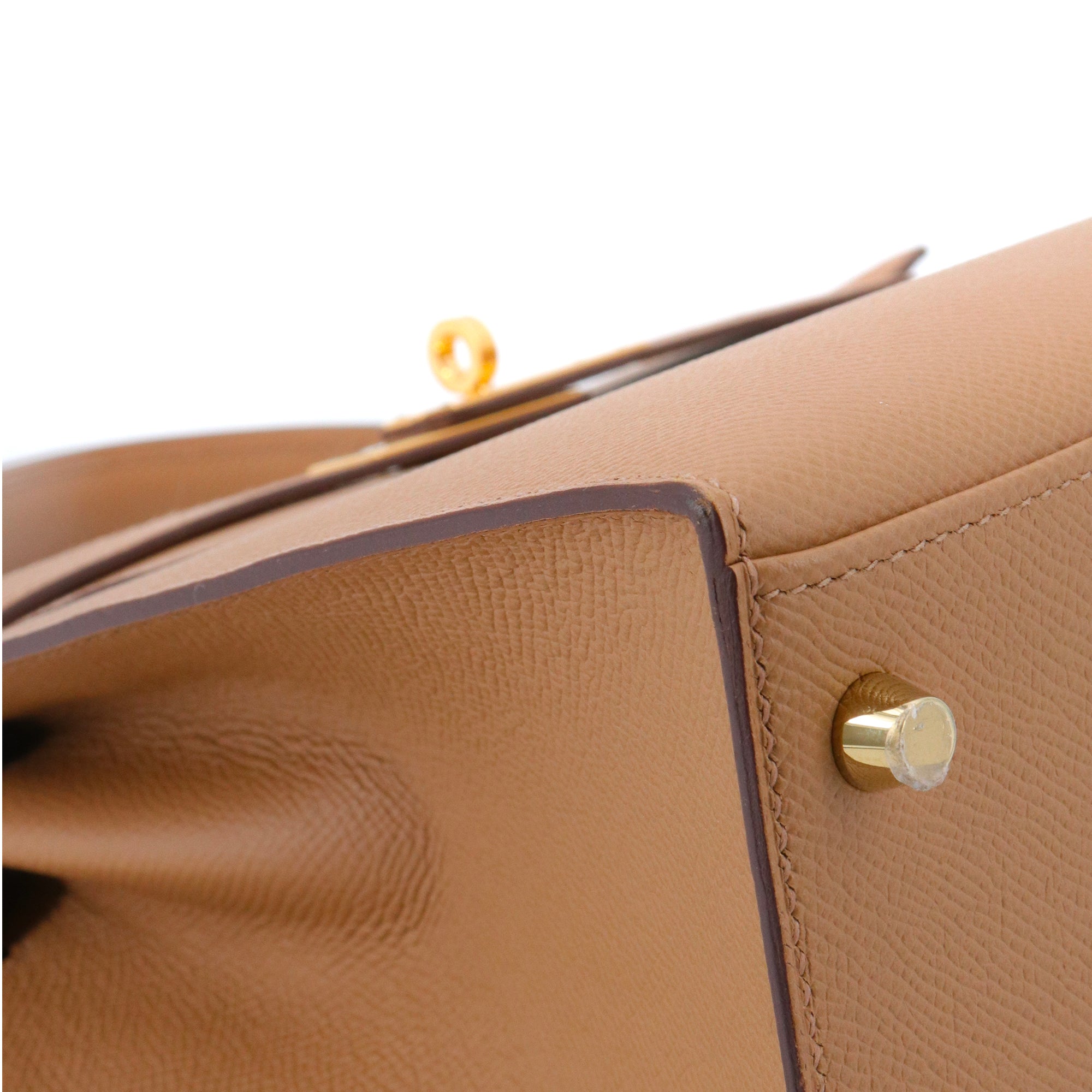 HERMÈS - Sac à main Kelly 28 Hermès en cuir epsom biscuit sellier
