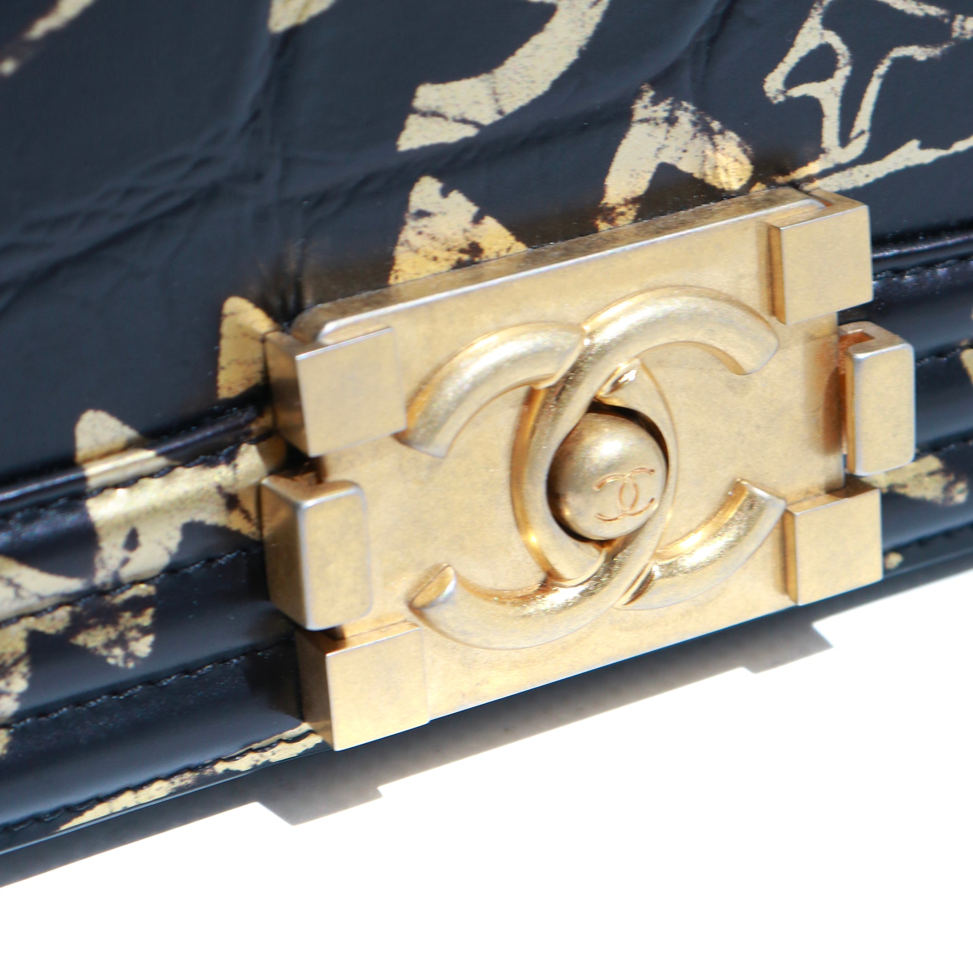 CHANEL - Sac à bandoulière Boy Small édition limitée Graphiti en cuir noir