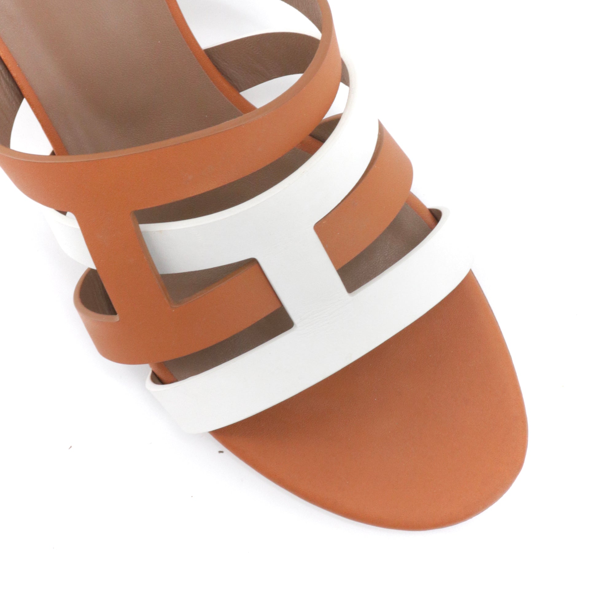 HERMÈS - Amica Hermès heeled sandals in brown and white leather (T40)
