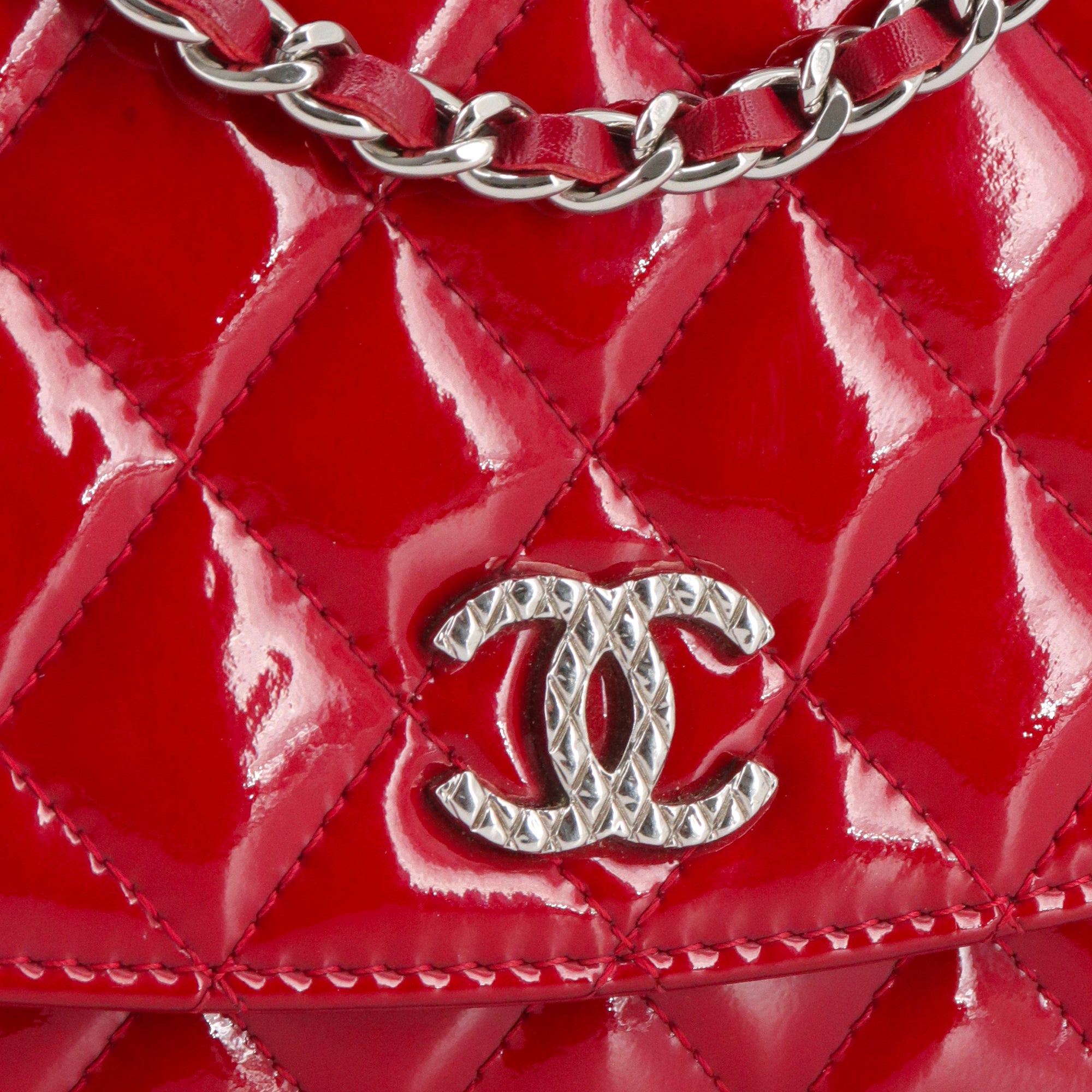 CHANEL - Sac Wallet On Chain Timeless Chanel en cuir verni rouge irisé