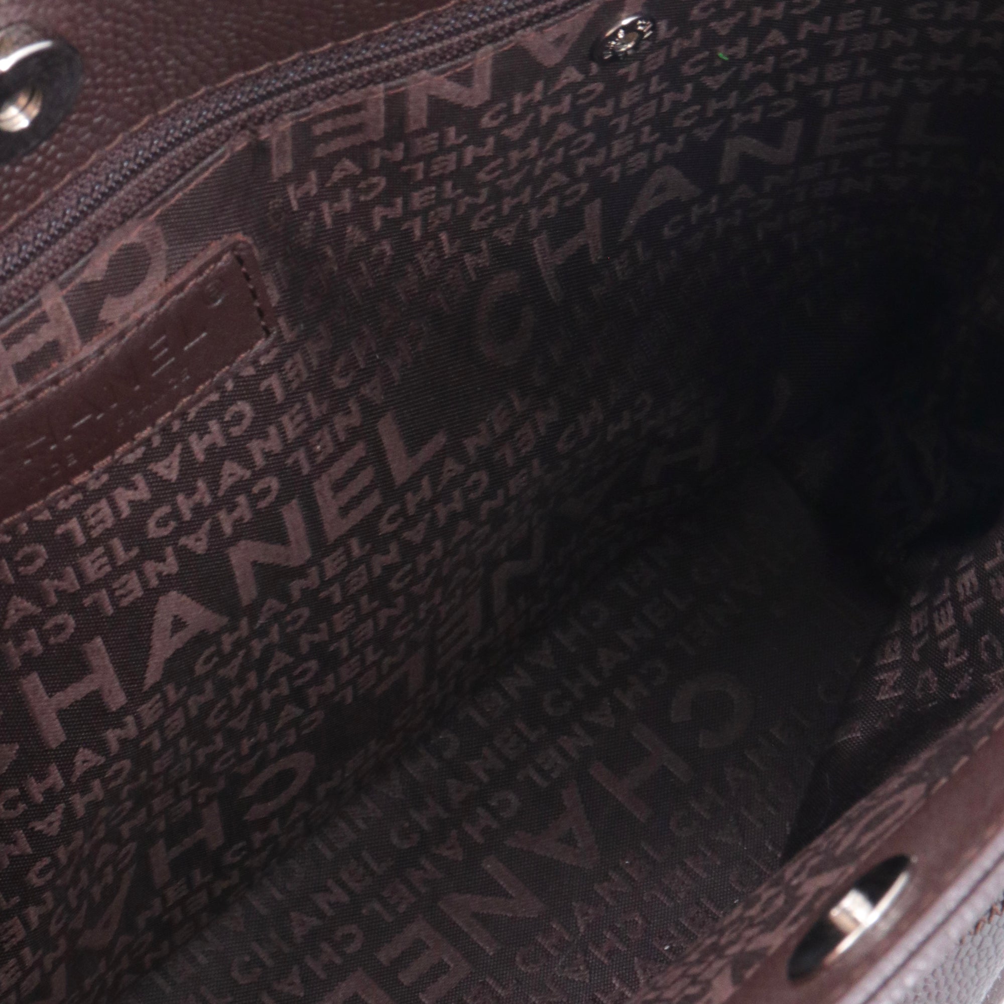 CHANEL - Sac cabas Choco Bar Chanel en cuir grainé marron vintage