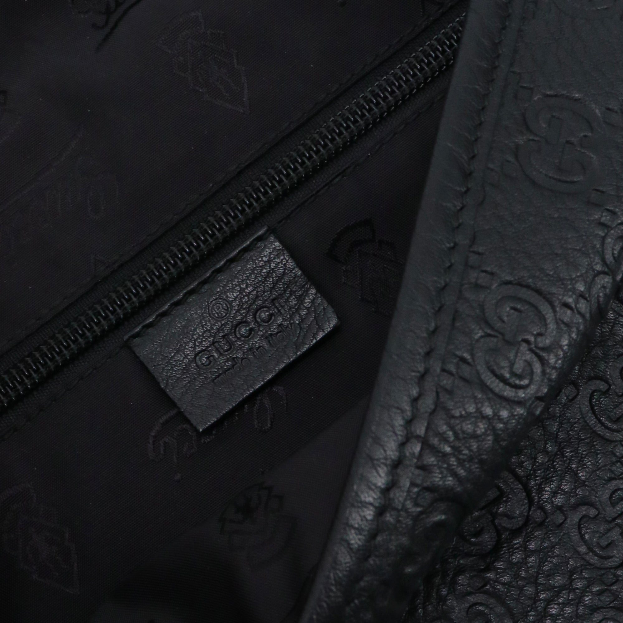 GUCCI - Guccissima Gucci shoulder bag in black embossed leather