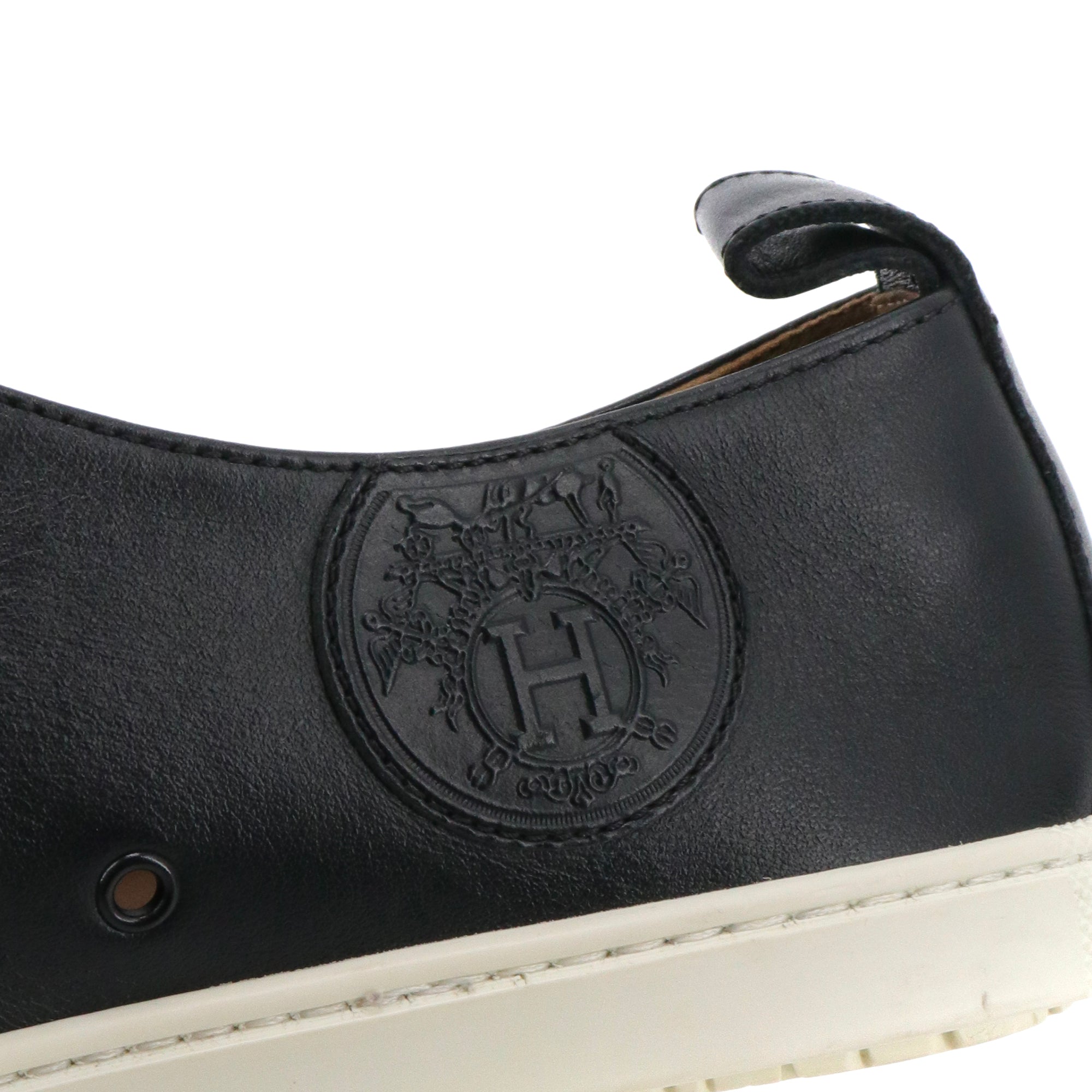 HERMÈS - Mocassins Hermès en cuir noir perforé (T40)